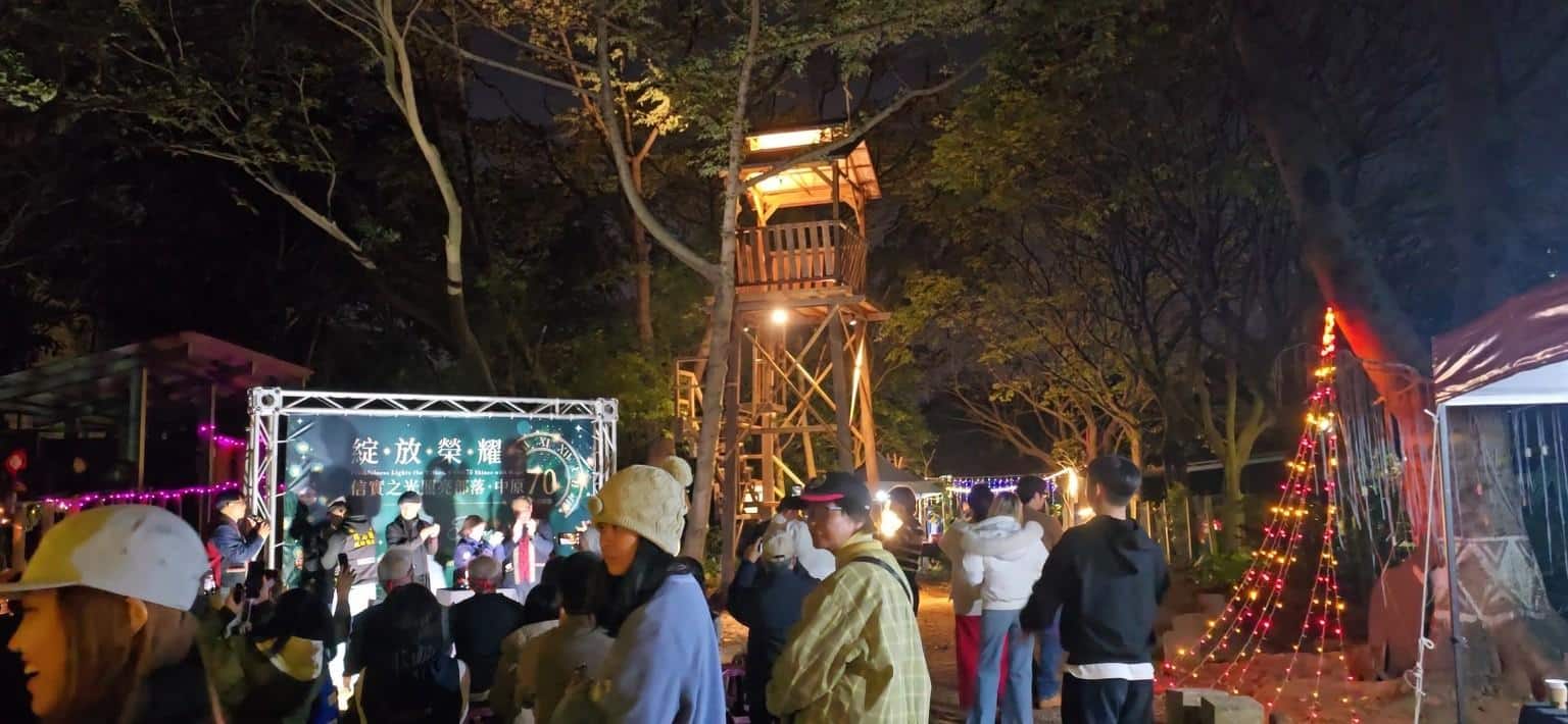 「信實原民瞭望台」夜間點燈，光影映照木構線條，成為校園嶄新的文化新地標。