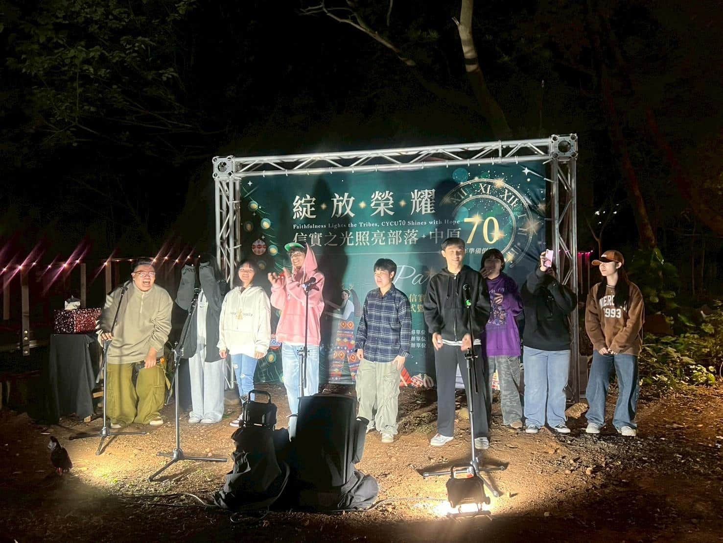 不同學院學生跨域展演，展現原住民設計教育的共學成果。