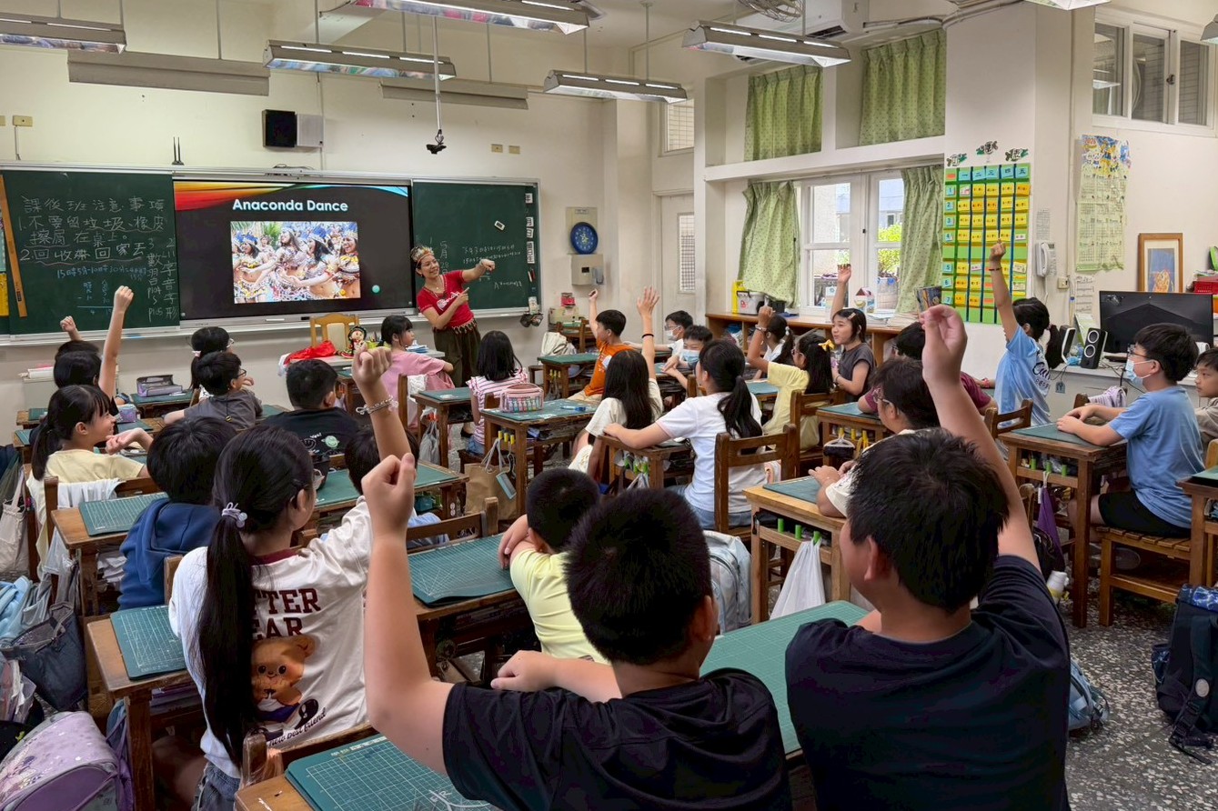 中原國小學童踴躍參與課堂互動,透過問答交流認識不同國家的文化特色。