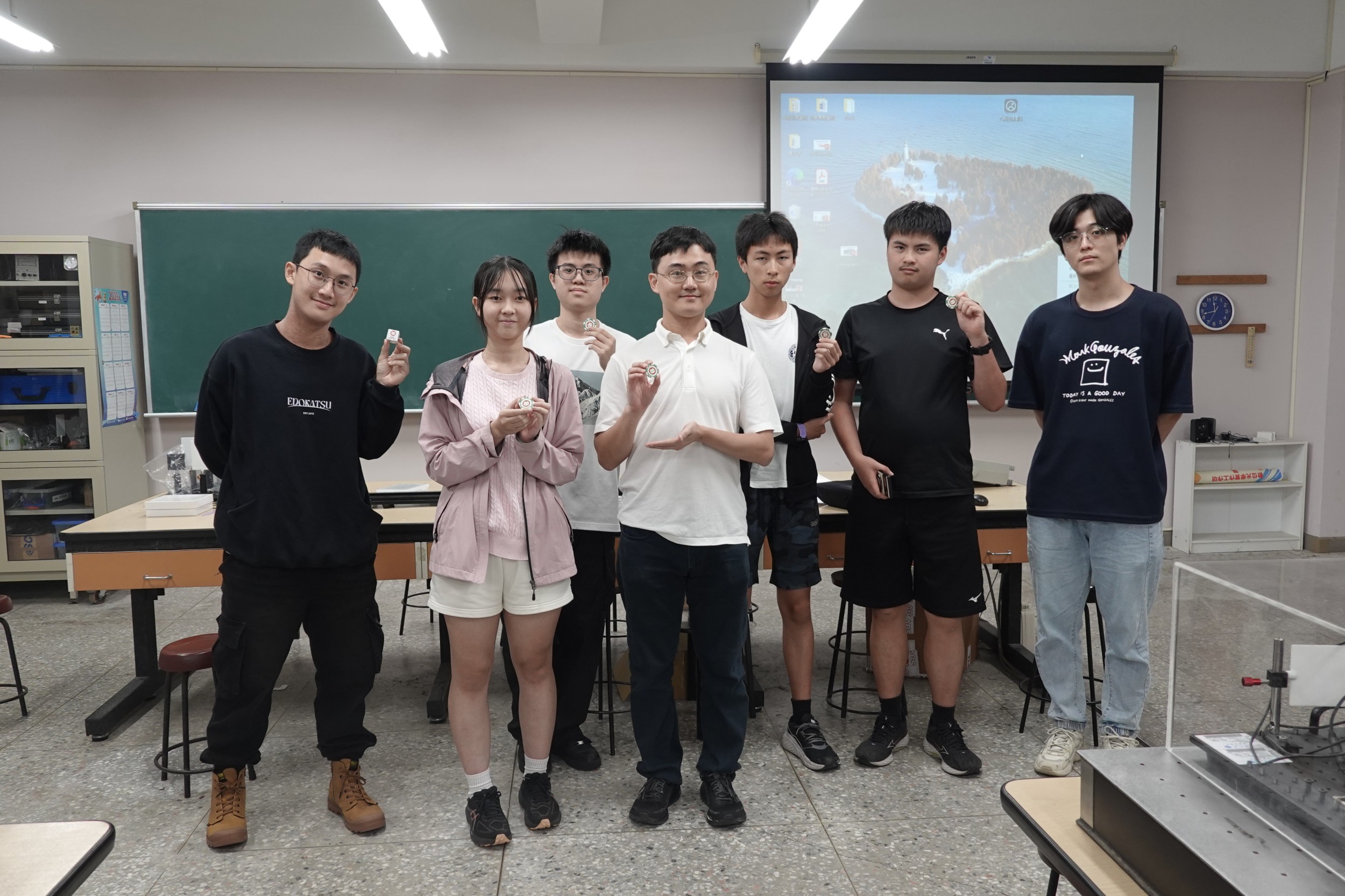 中原大學「量子科技體驗工作坊」學員與授課教師於課程結束後合影,為量子探索之旅留下紀念。