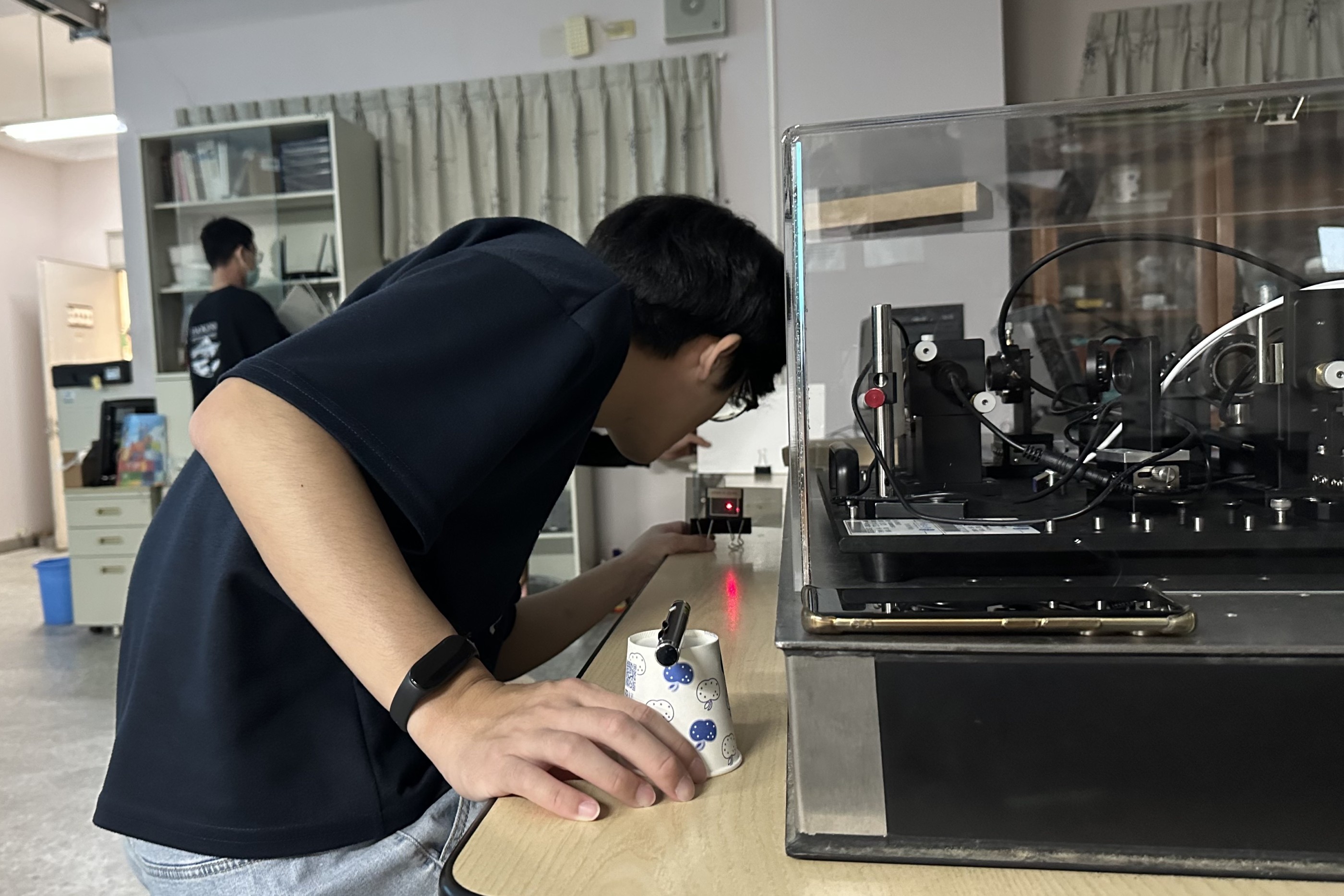 中原大學「量子科技體驗工作坊」,學員近距離觀察雙狹縫雷射干涉現象,親眼見證量子波動性。