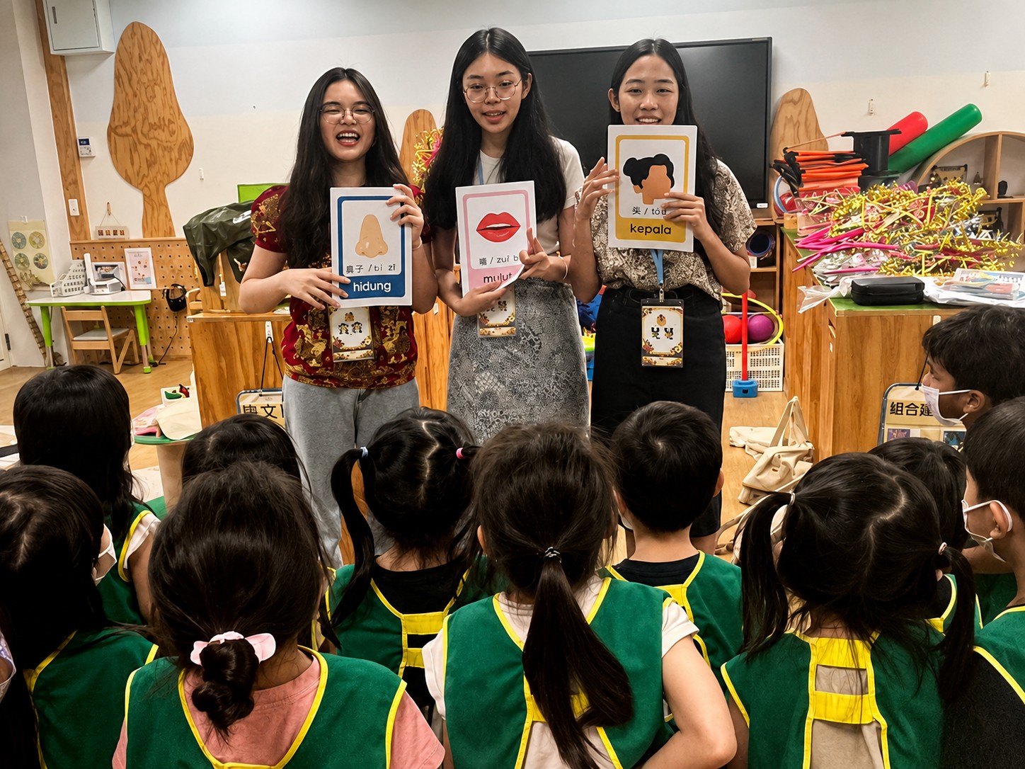 中原大學境外生透過語言教學與情境問答,引導幼兒園孩童接觸不同國家的日常用語。