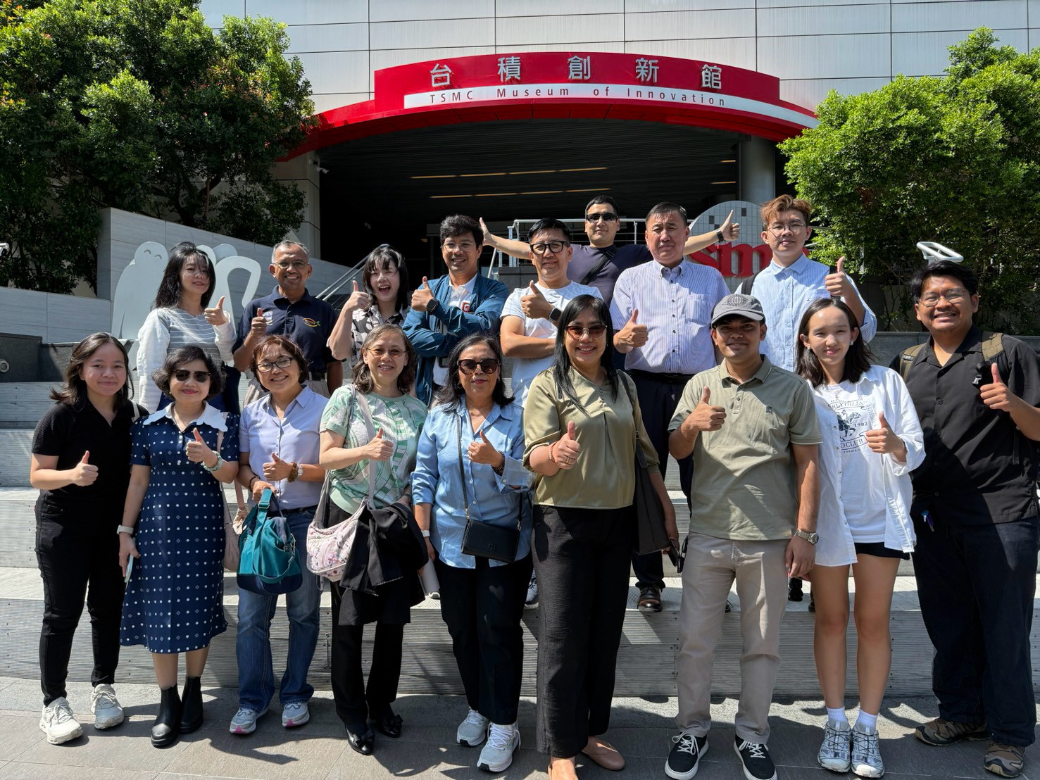 中原大學師生與國際學者參訪台積創新館,瞭解臺灣半導體產業創新發展。