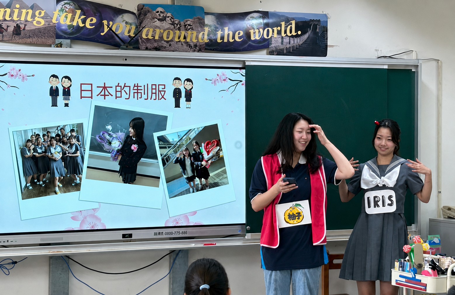 中原大學日籍境外生德永絢姬透過制服與校園生活介紹,帶領學童認識日本學生的日常樣貌。