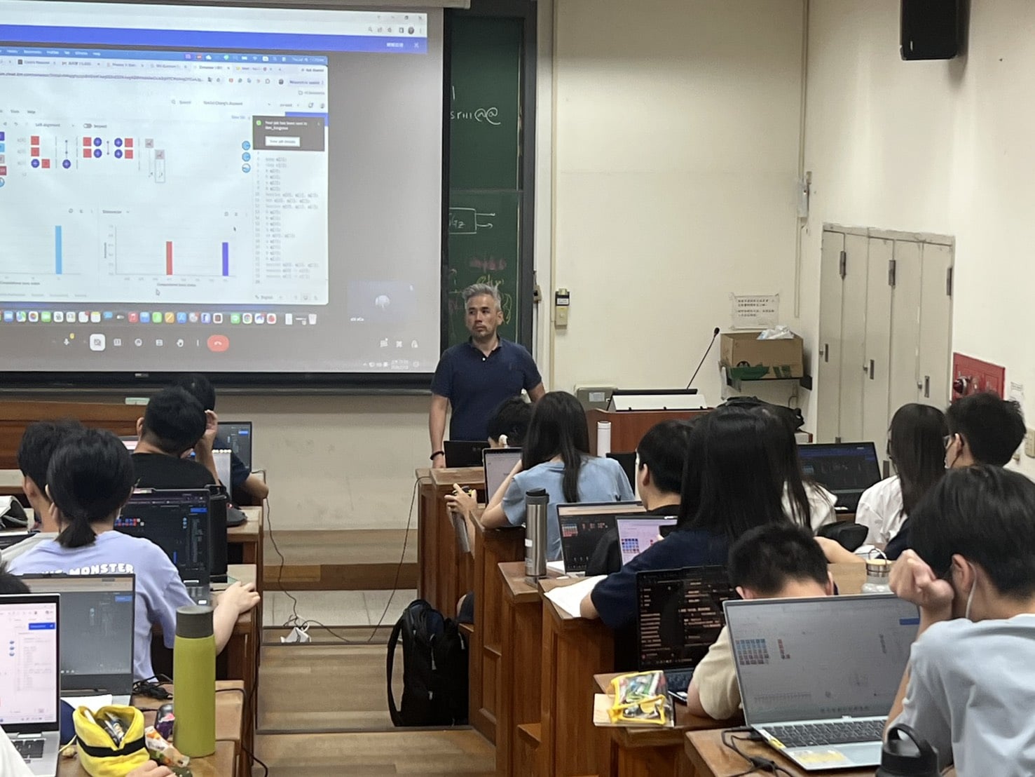 中原大學量子資訊中心助理教授張晏瑞擔任營隊講師,帶領學員建立量子計算基礎。