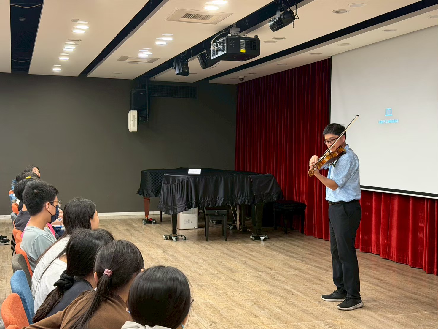 中原大學音樂產業學程副教授、小提琴家簡山根演奏法國古典音樂,引導學童透過音樂展開想像。