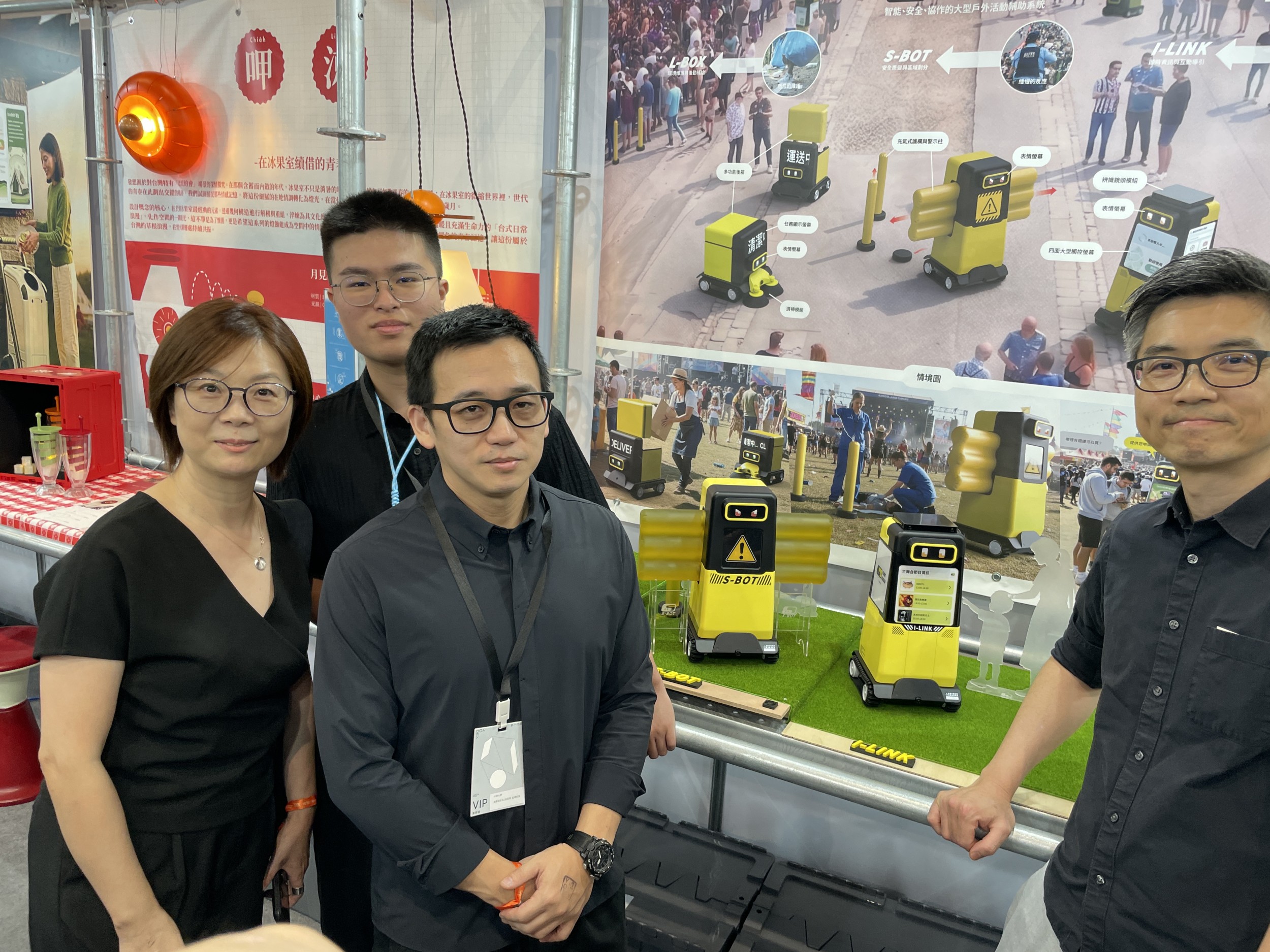 中華汽車造型部代表參觀中原商設系產設組學生畢業作品,並與師生交流實務應用方向。(左起中華汽車色彩部經理洪嘉祺、學生麥毅凡、指導老師施昌甫、中華汽車造型部部長邱顯益)