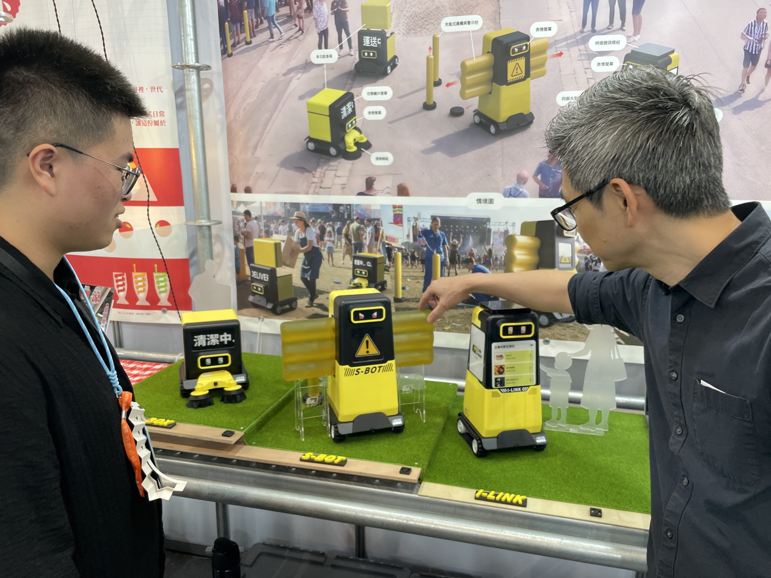 中華汽車造型部部長邱顯益(右)參觀中原商設系產設組學生畢業作品「CUBE SQUAD」,交流設計理念與實務應用方向。