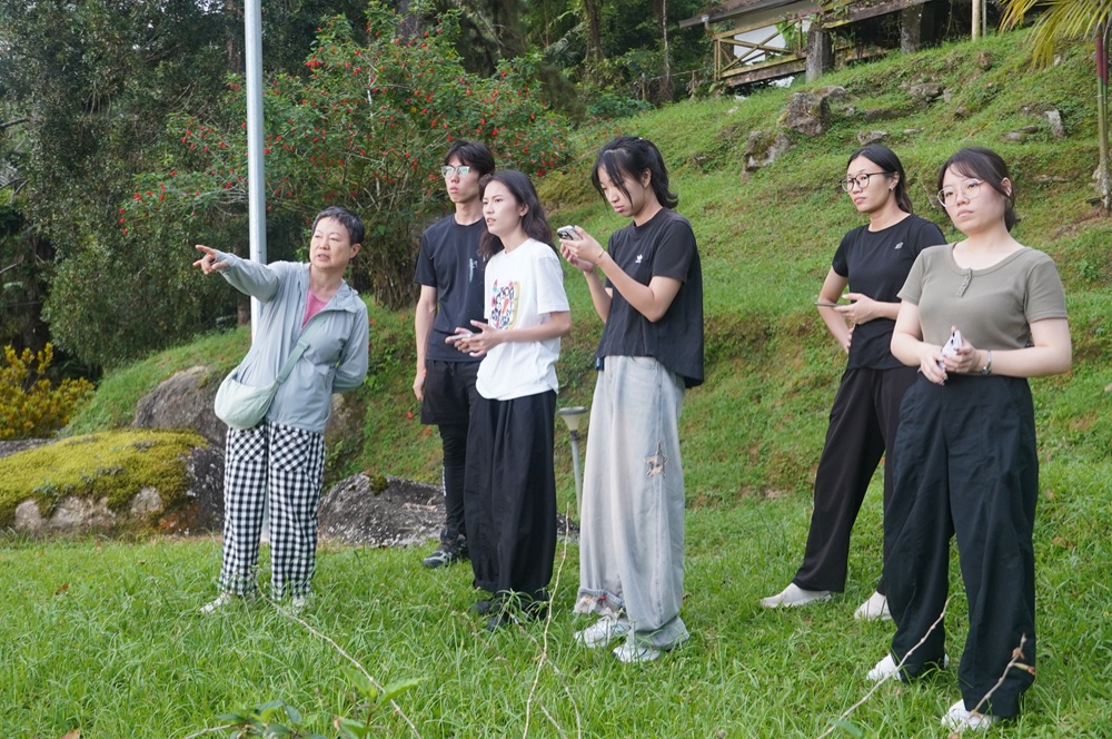 彭文惠老師帶領學生前往基地踏查,尋找設計落實點位,將田野觀察轉化為設計實踐。