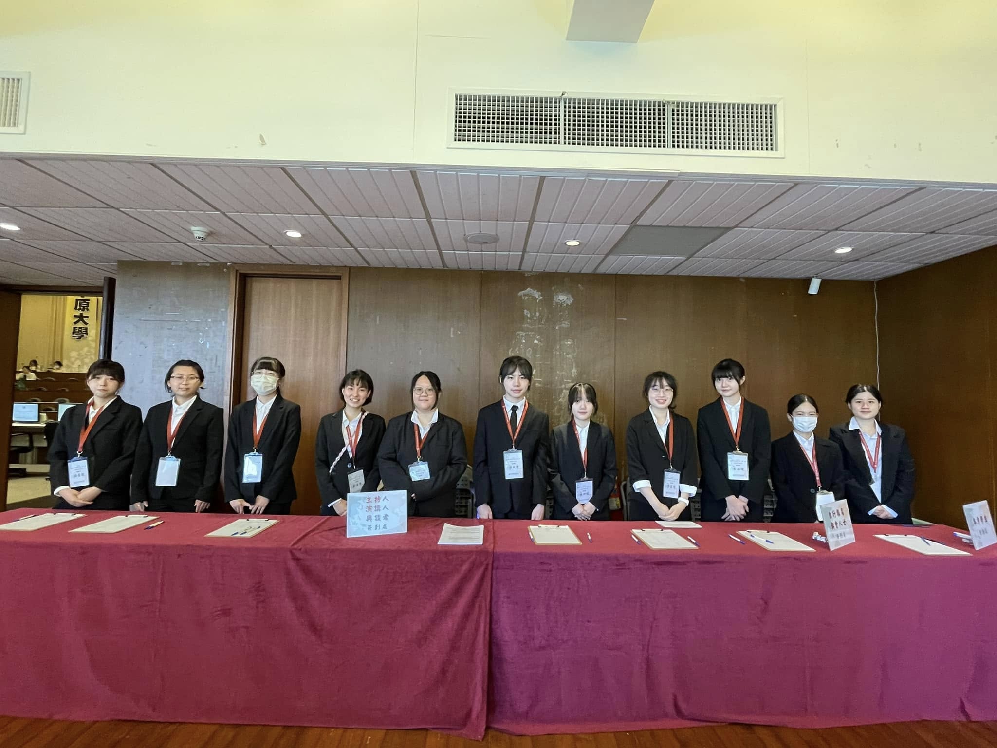 應用華語文學系舉辦「2025年新南向專業華語論壇」,學生參與服務,展現青年活力。