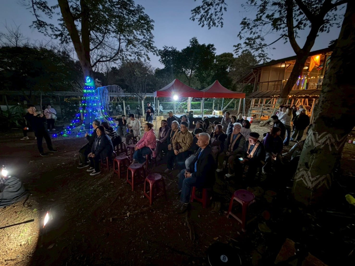 活動主視覺背板與「信實原民瞭望台」相互呼應，完整呈現「信實之光照亮部落・中原70綻放榮耀」主題精神。