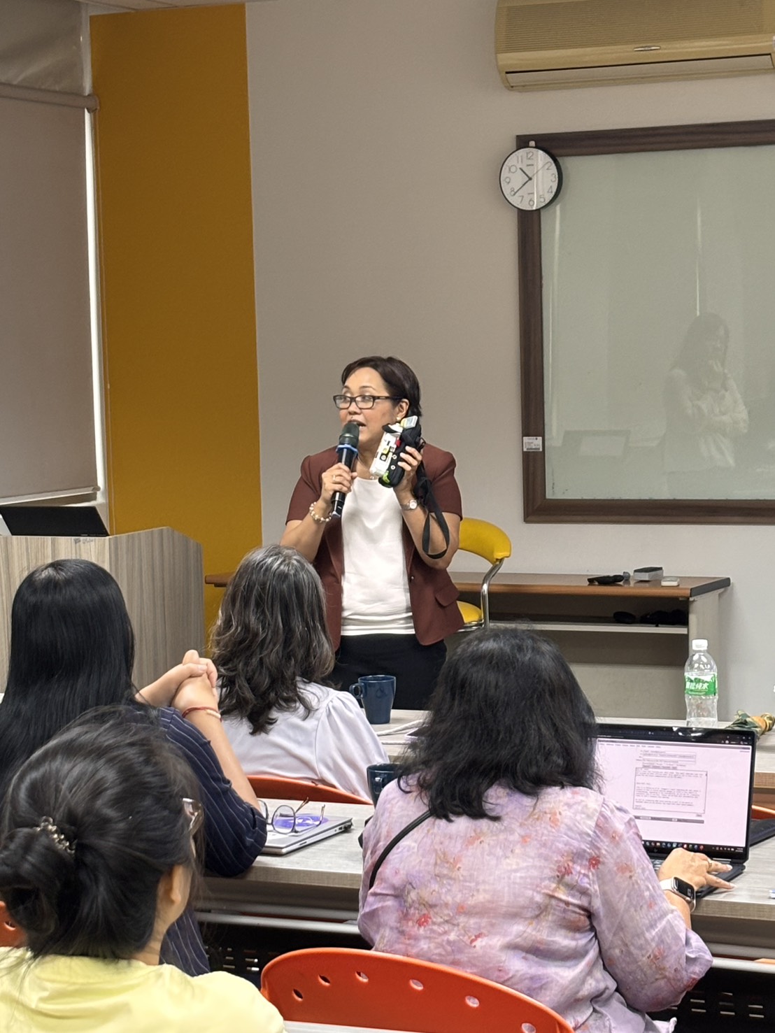 菲律賓馬尼拉雅典耀大學(Ateneo de Manila University)物理系教授 Dr. Maria Obiminda L. Cambaliza發表專題演講。