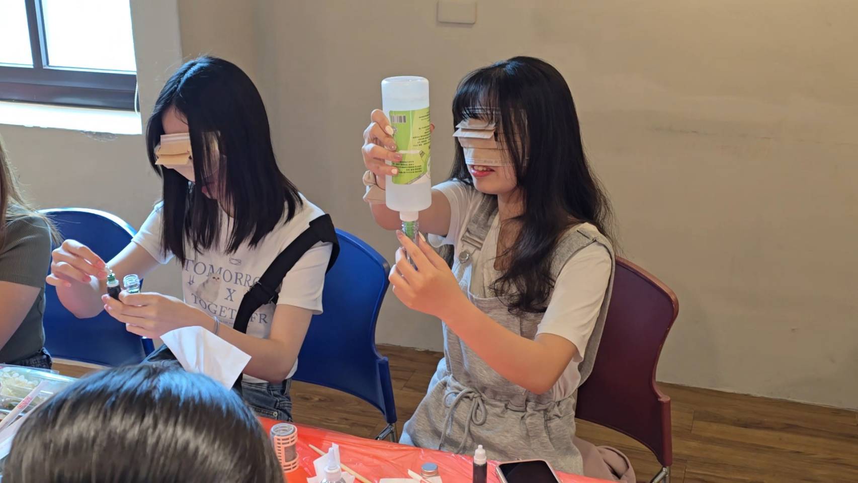 戴上眼罩製作靜心瓶，體驗視障者的挑戰與合作歷程。
