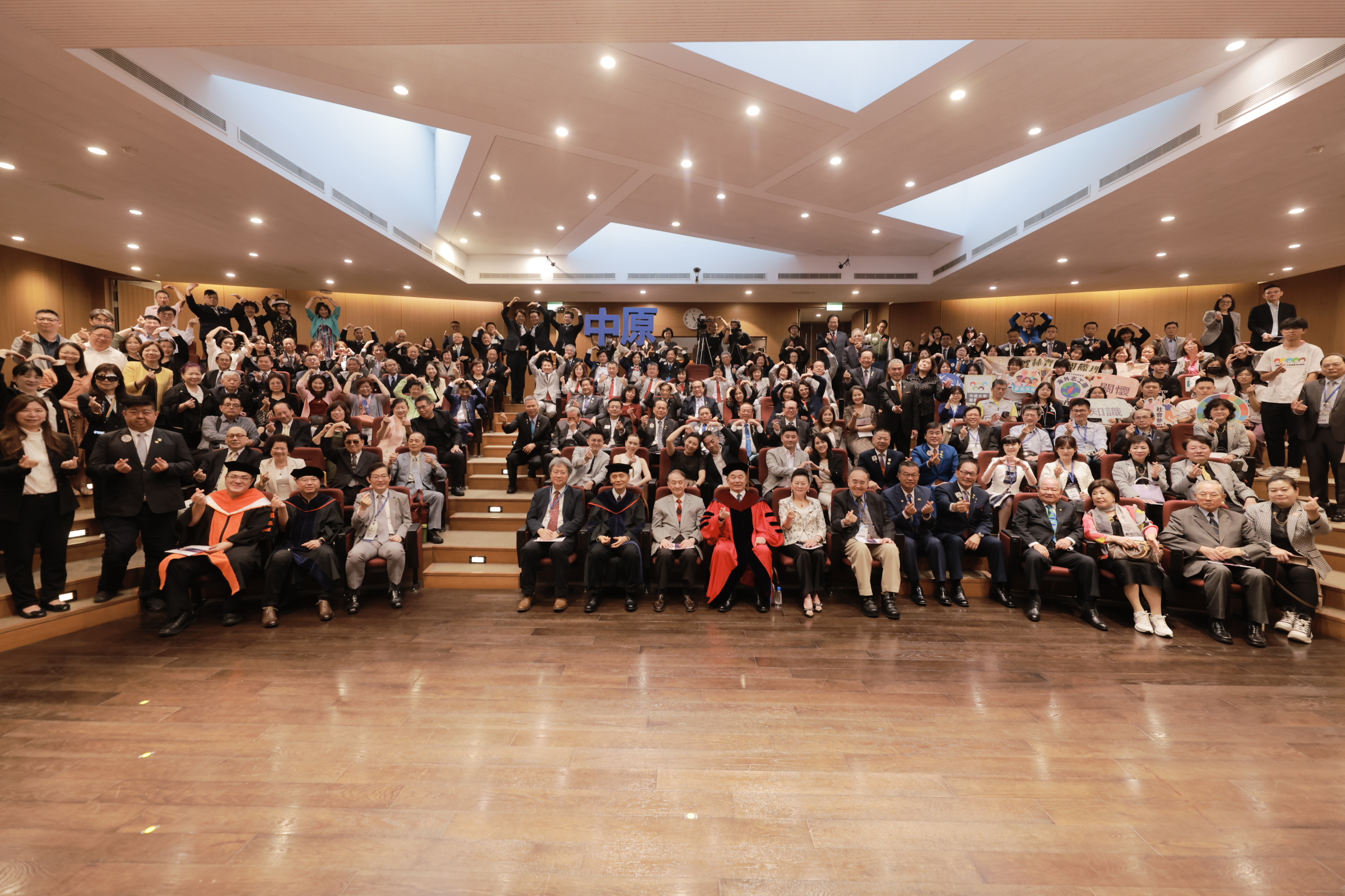 中原大學頒授林齊國先生工學名譽博士學位典禮，於張靜愚紀念圖書館一樓秀德廳隆重登場。