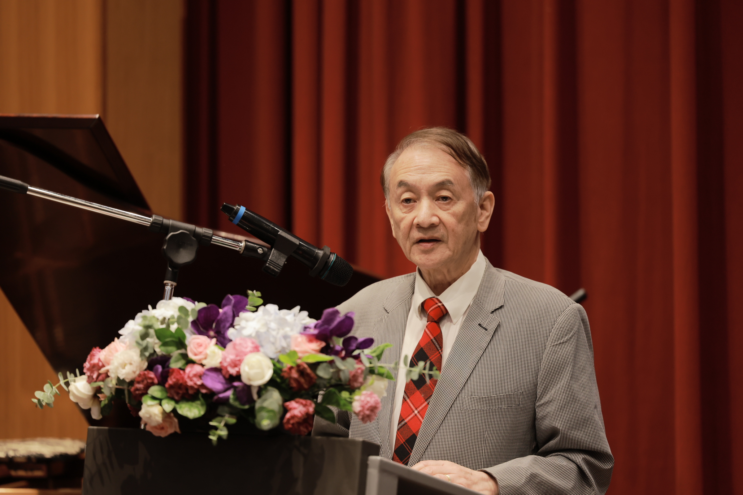 中原大學董事長張光正致詞，讚揚林齊國先生充分符合中原大學「全人教育」核心價值，獲頒名譽博士學位實至名歸。
