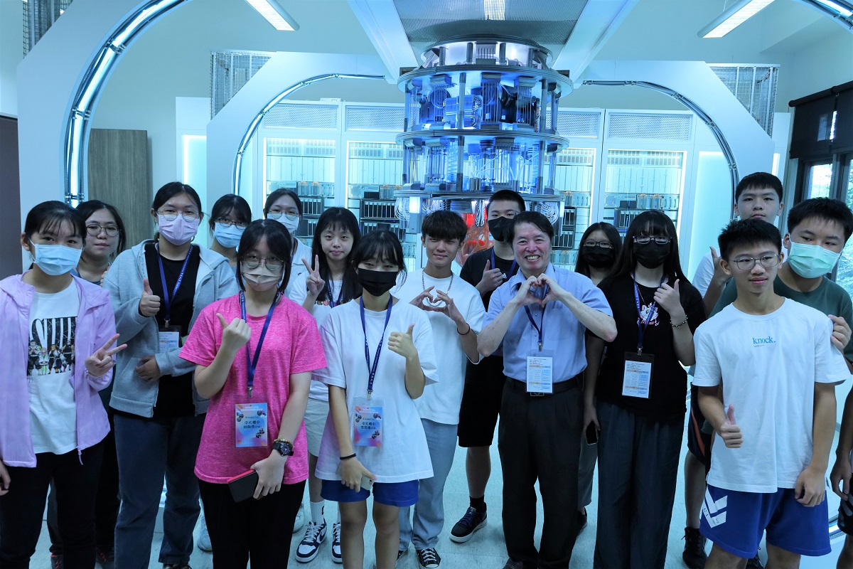 學生於量子電腦展示模型前合影