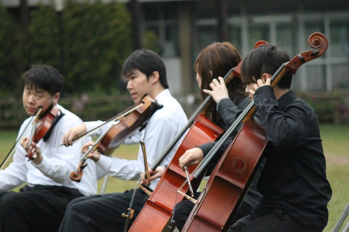 林恩(圖右)一手包辦「下一站夢想」畢業歌的寫曲、填詞、編曲及混音