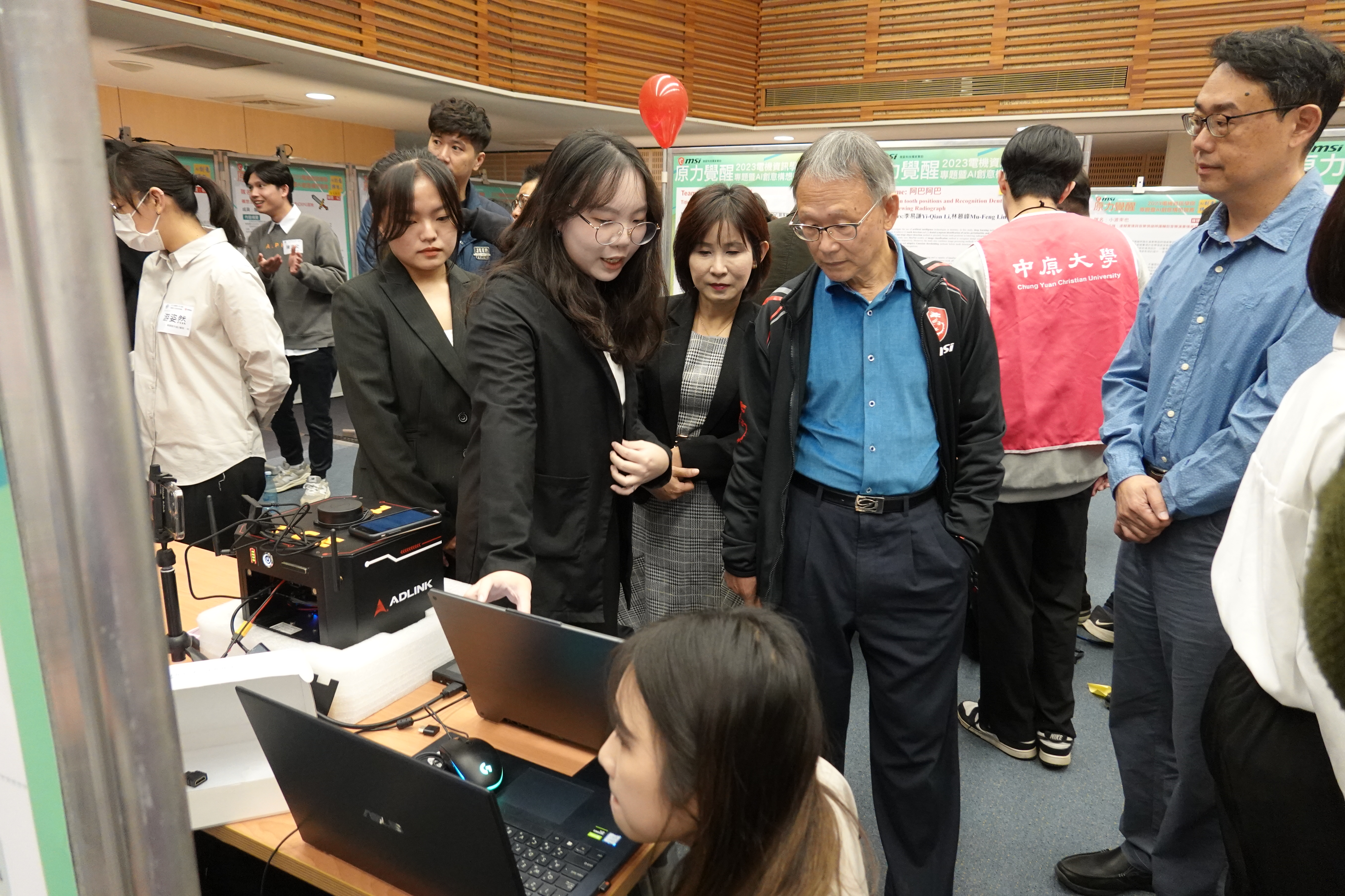 「微星盃 原力覺醒-電資學院專題暨AI創意構想競賽」精彩絕倫，比賽包括專題競賽和AI創意構想兩大組別