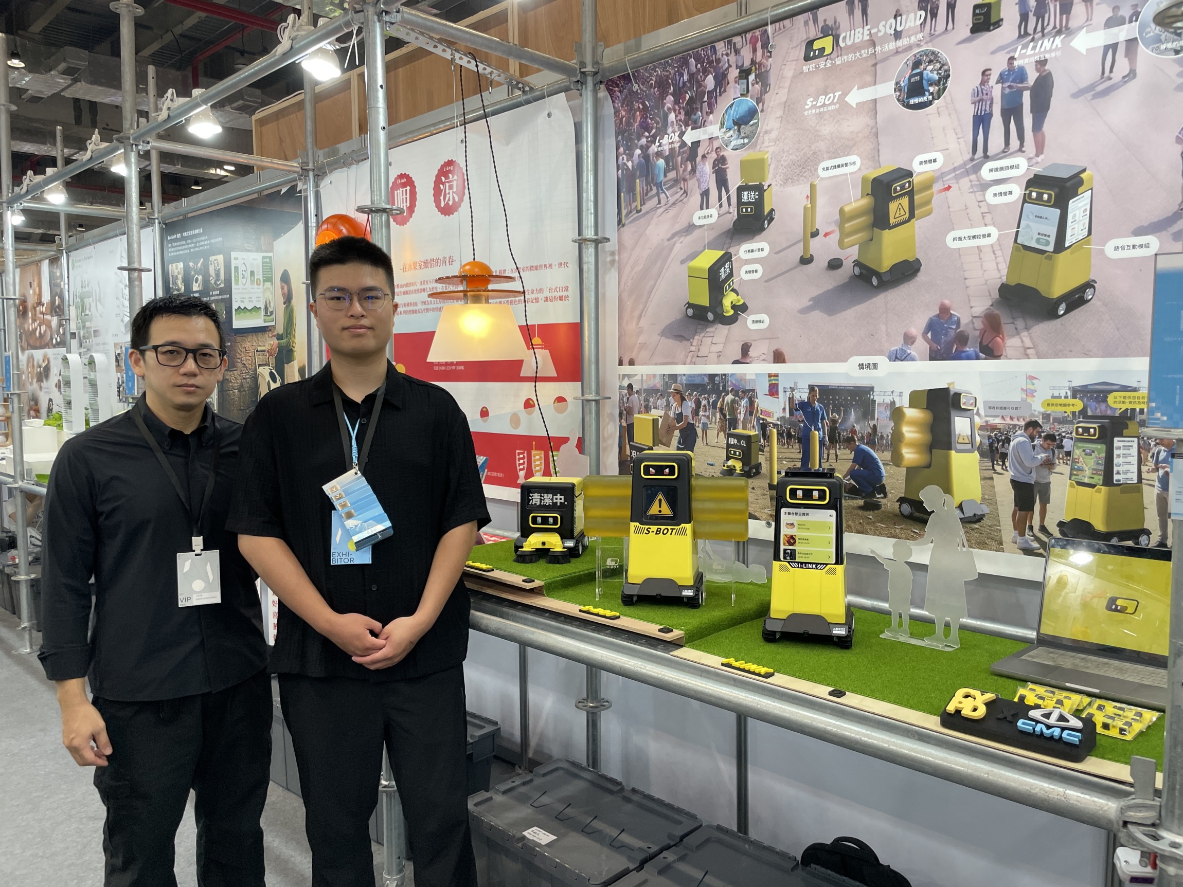中原大學商設系產品設計組師生展示作品「CUBE SQUAD」,呈現智慧移動服務於大型活動場域的創新應用。(左起:指導老師施昌甫、學生麥毅凡)