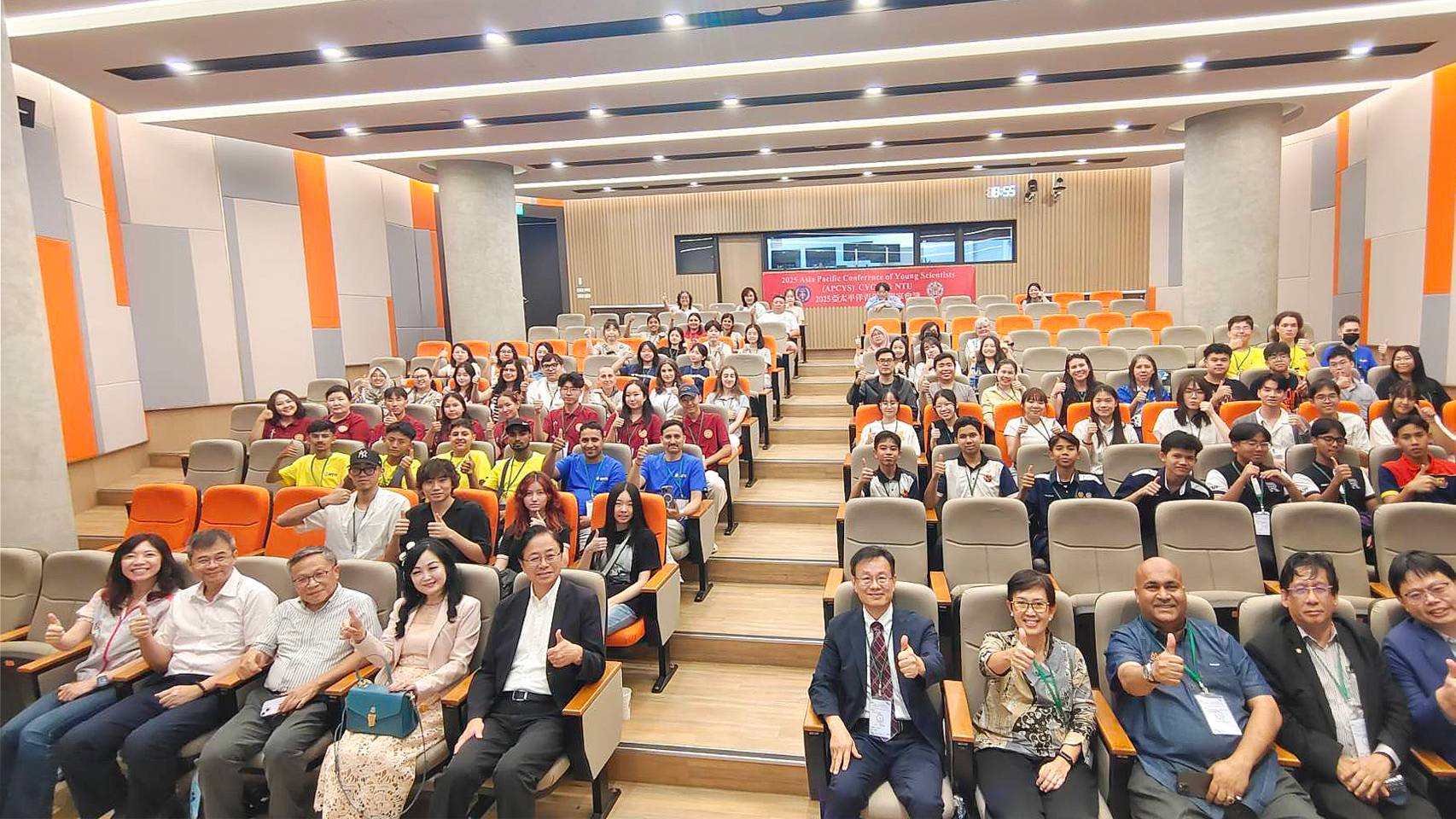 01 2025亞太青年科學家會議於中原大學登場，來自十餘國近百位師生展開科學與文化交流。