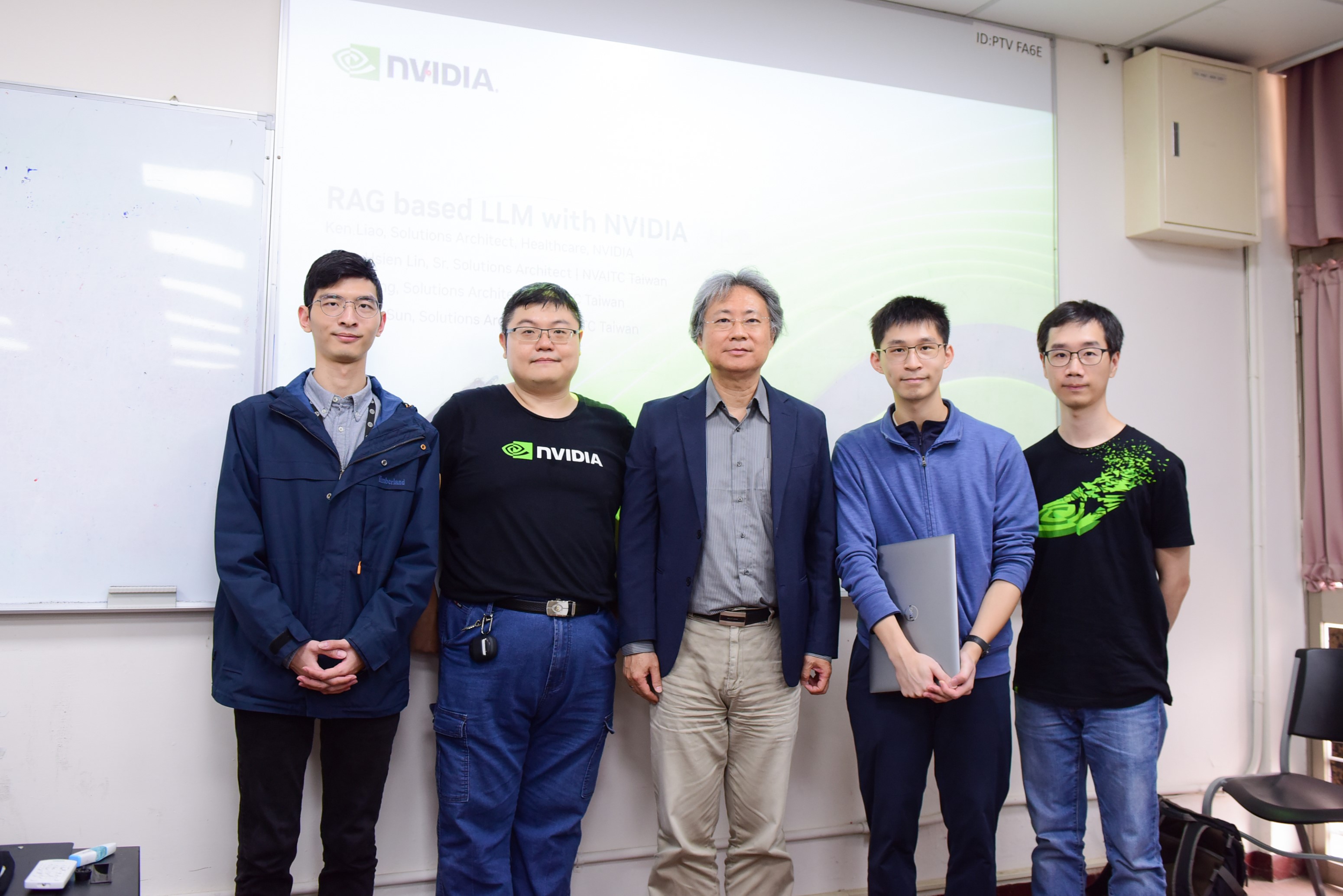 輝達NVIDIA和中原大學舉辦「大型語言模型工作坊」，中原大學副校長洪穎怡（中）與NVIDIA四位解決方案架構師合影。