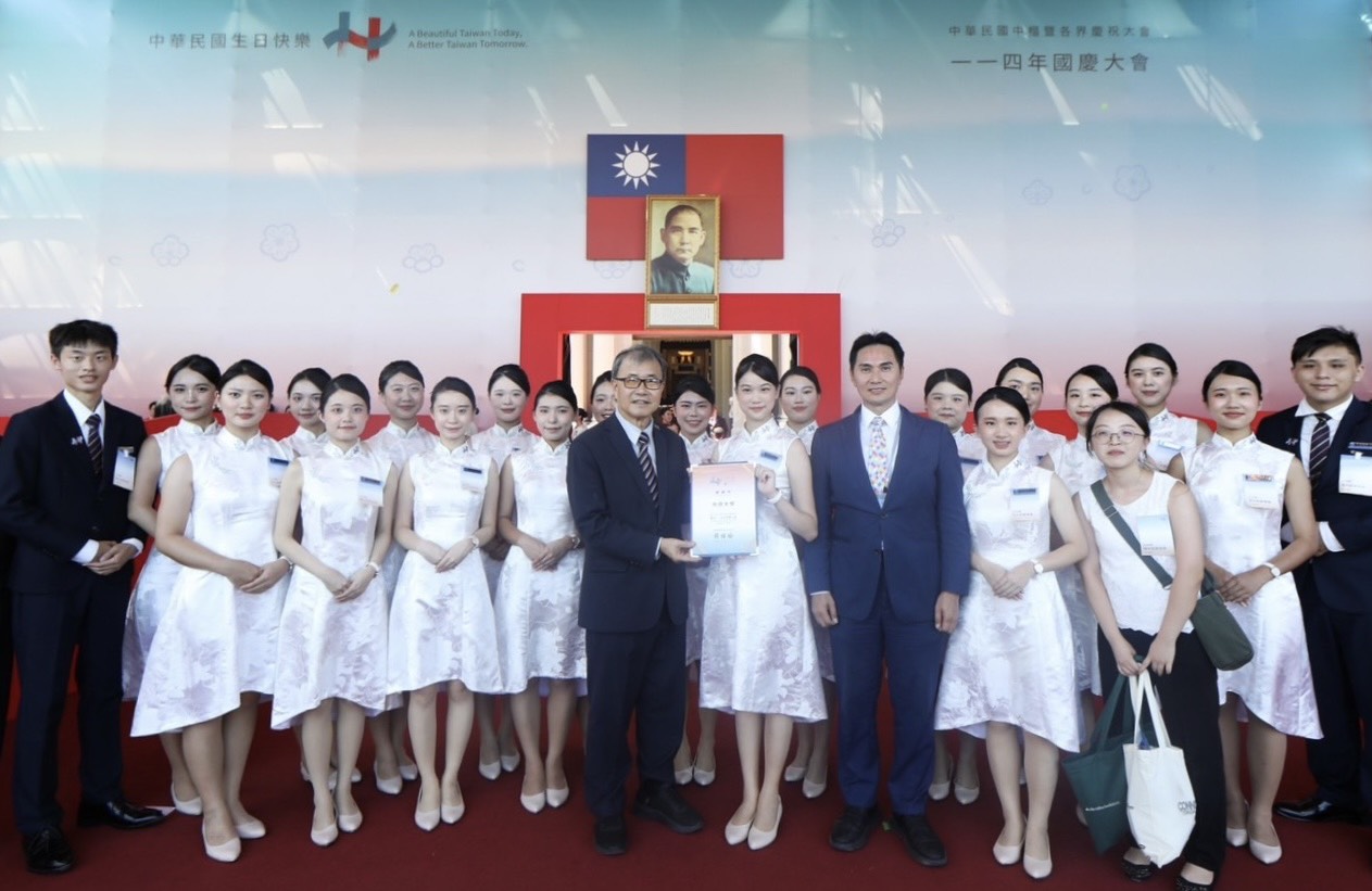 中原大學國際親善大使團連續兩年受邀擔任國慶禮賓人員，以整齊隊形與自信笑容展現青年風采。