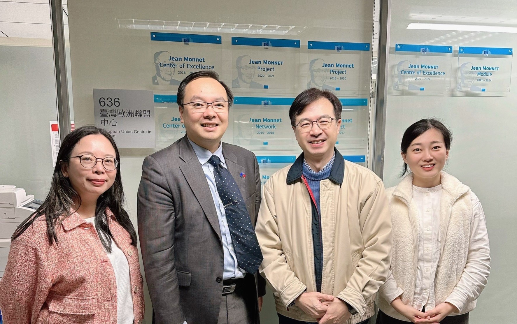 
中原大學國際長魏大欽(右二)與建築系副教授林曉薇(左一)等人拜訪臺灣歐洲聯盟中心執行長鄭家慶(左二)，商討後續合作事宜。