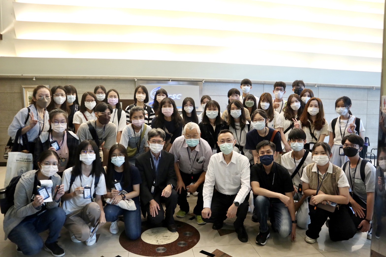 中原大學理學院師生日前參訪新應材股份有限公司，雙方為培育半導體人才攜手努力。