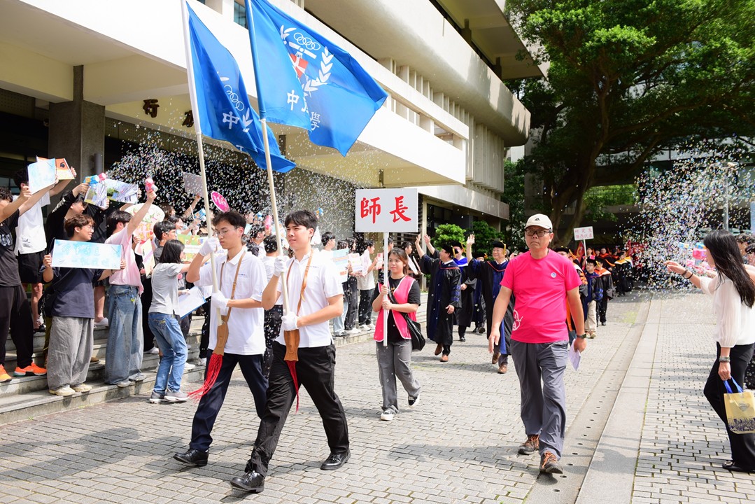 中原大學第67屆畢業典禮盛大舉行，師生校園巡禮。