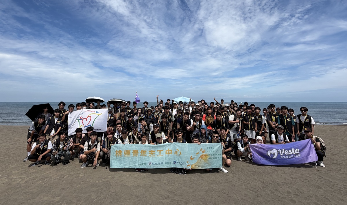 01 中原大學與跨校青年攜手守護海洋，在觀音草漯海岸投入淨灘行動。