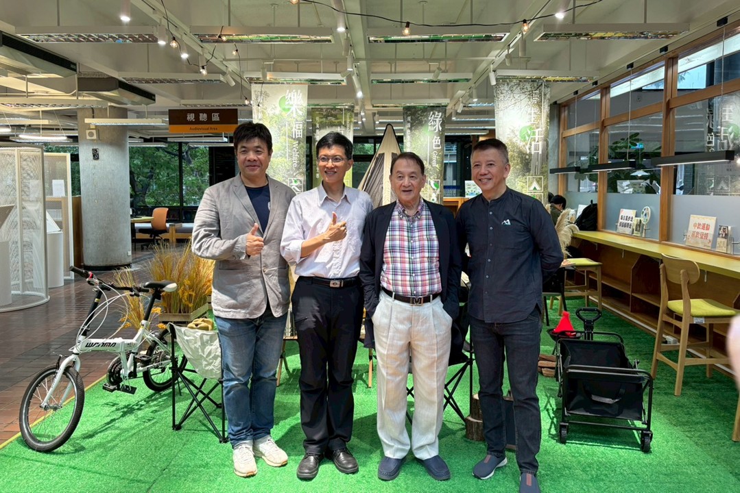 中原大學董事長張光正與館長黃信二親臨現場，共同感受改造後圖書館的自然美學與創新設計成果。