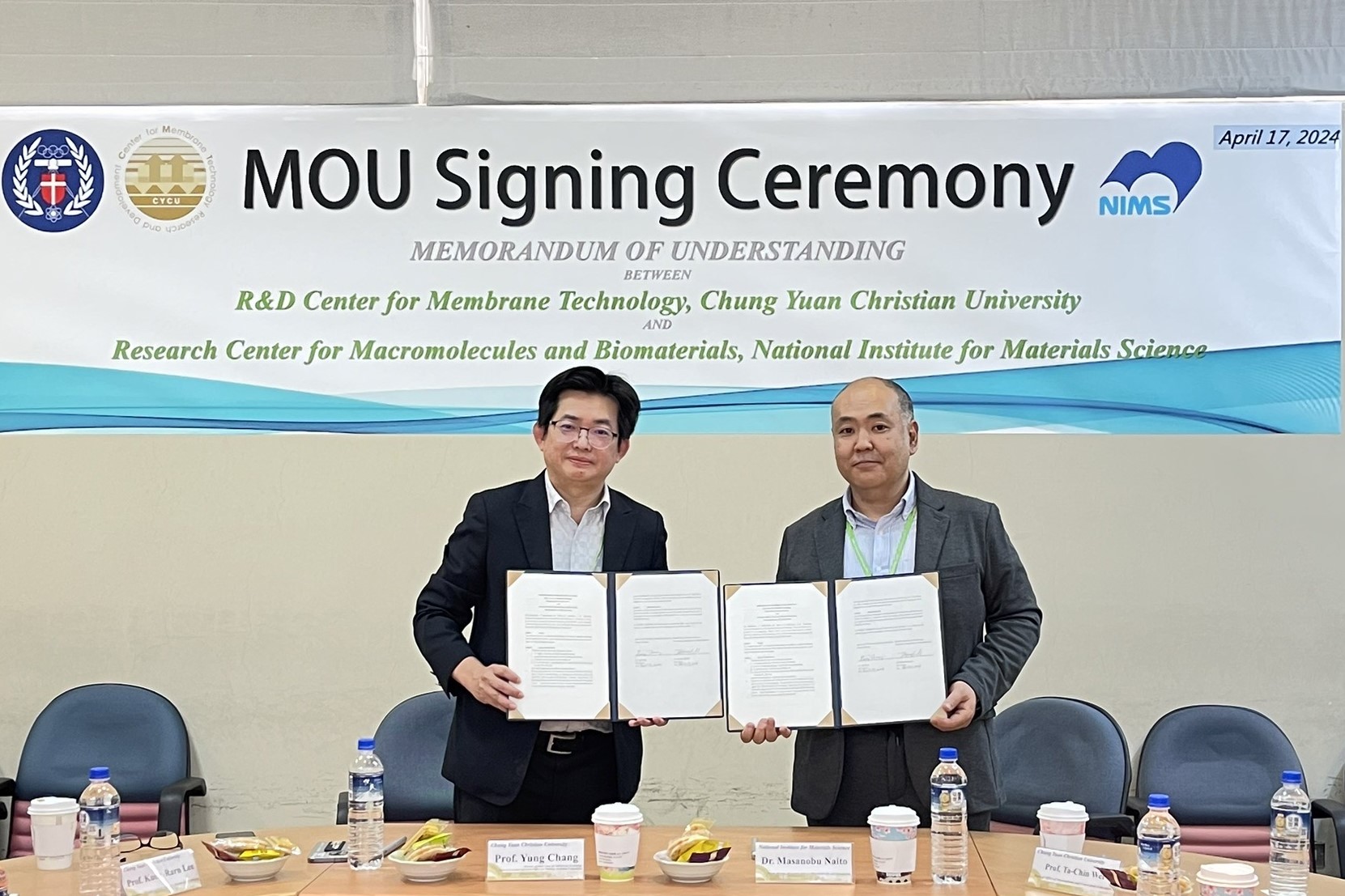 中原大學薄膜中心與日本國立材料研究院高分子與生醫材料研究中心簽署MOU。左起：張雍、Masanobu Naito