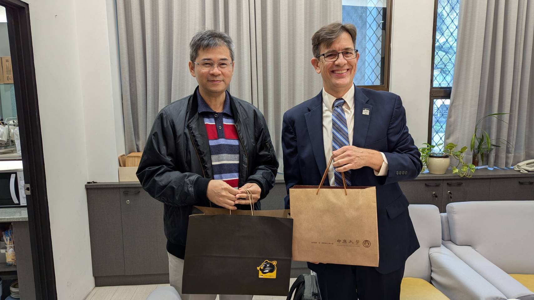 中原大學電機資訊學院邱謙松院長與UWM學術副院長合影。