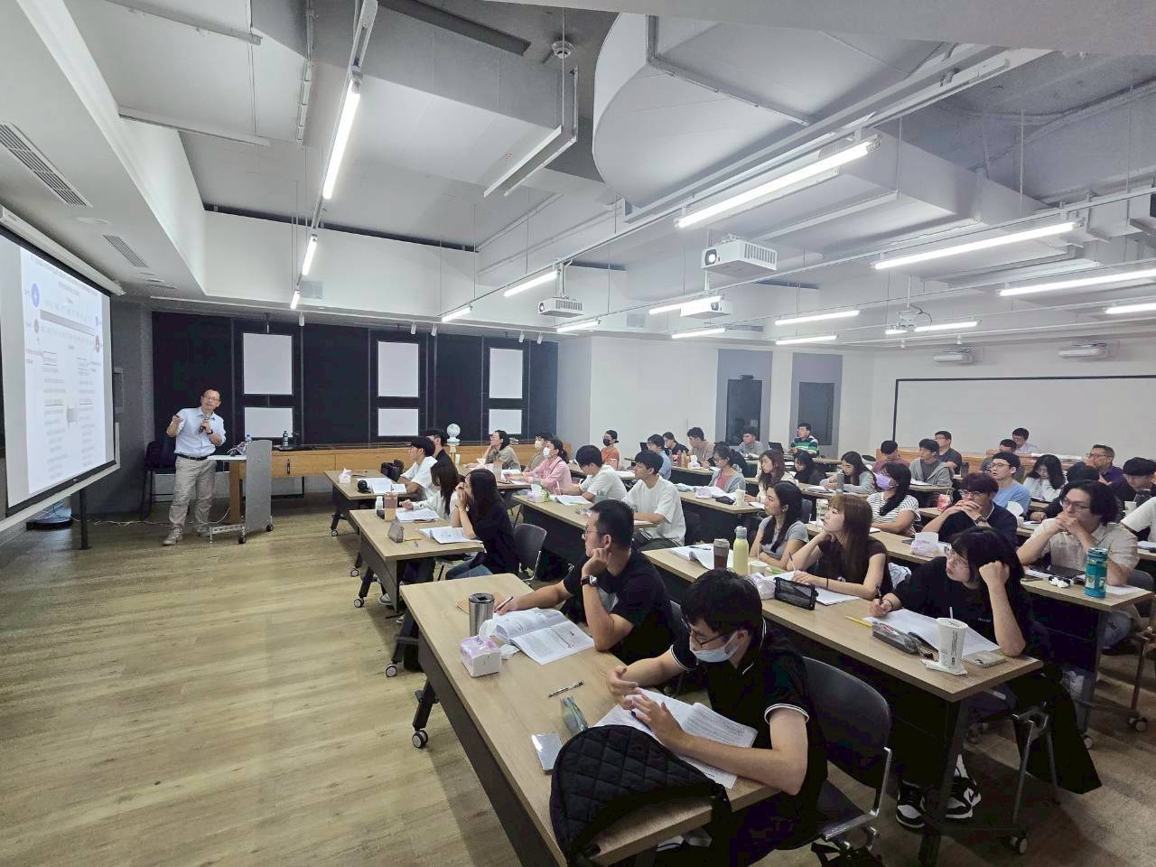 「114學年度生醫材料設計與產業應用研習營」課程現場，師生互動熱烈，凝聚產學研能量，共同啟發未來醫材發展新視野。