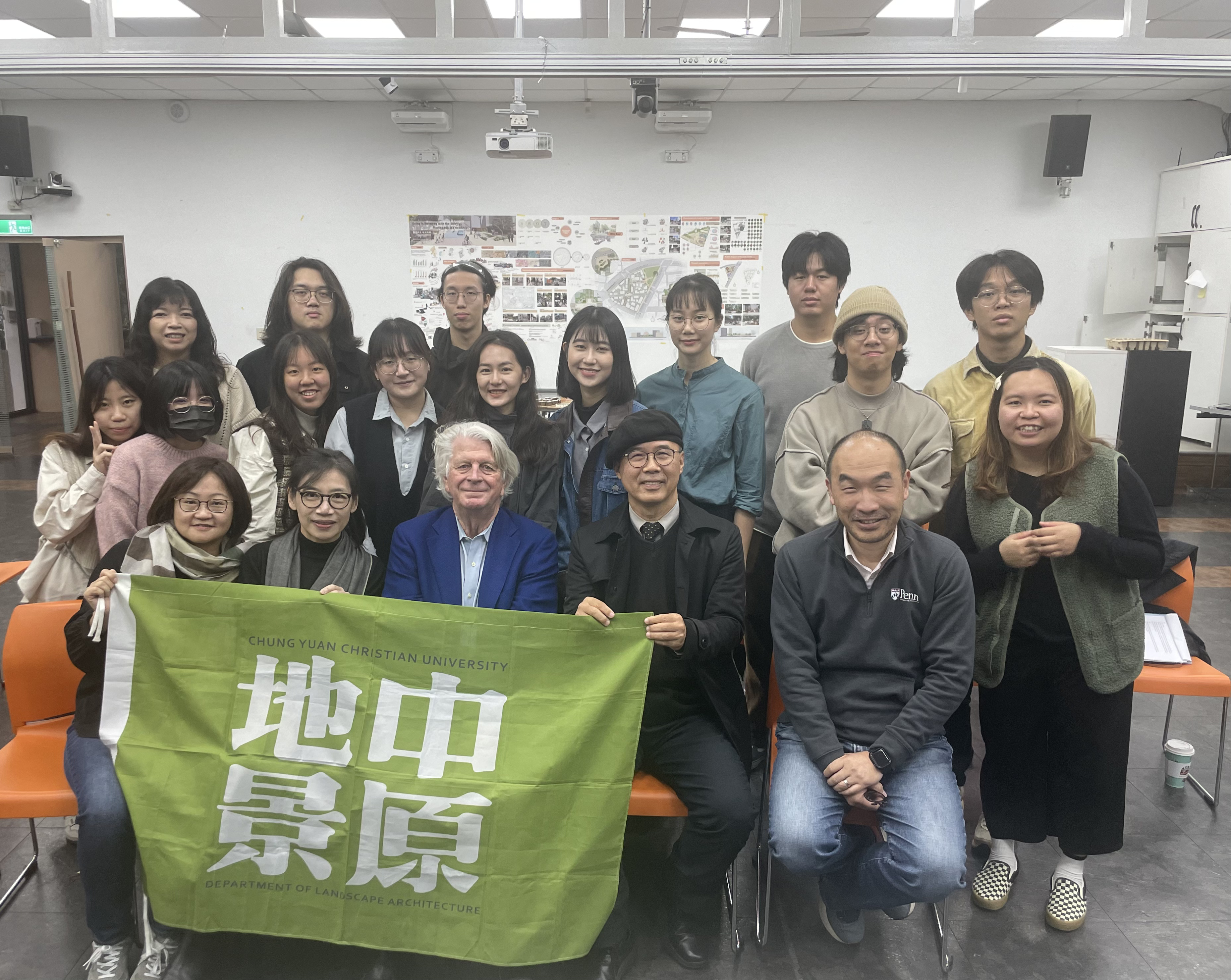 美國賓州大學設計學院院長 Steiner 來訪中原大學地景建築系，於大四畢業設計評圖中擔任客評委員。