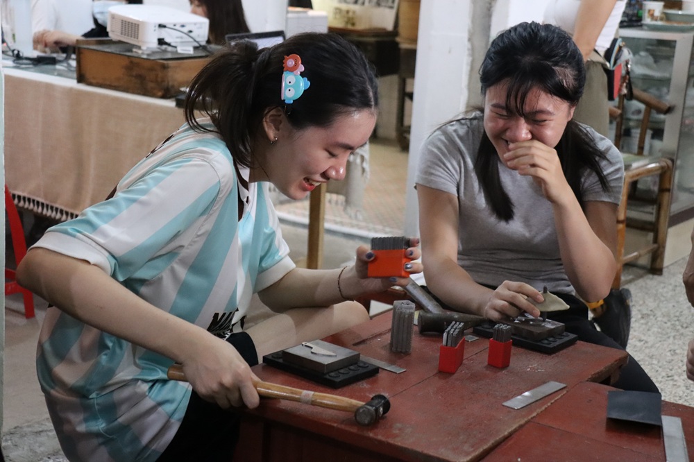 02 中原大學國際志工工作營安排石刀刃具手作體驗，引領國際志工認識傳統工藝技術與文化傳承。