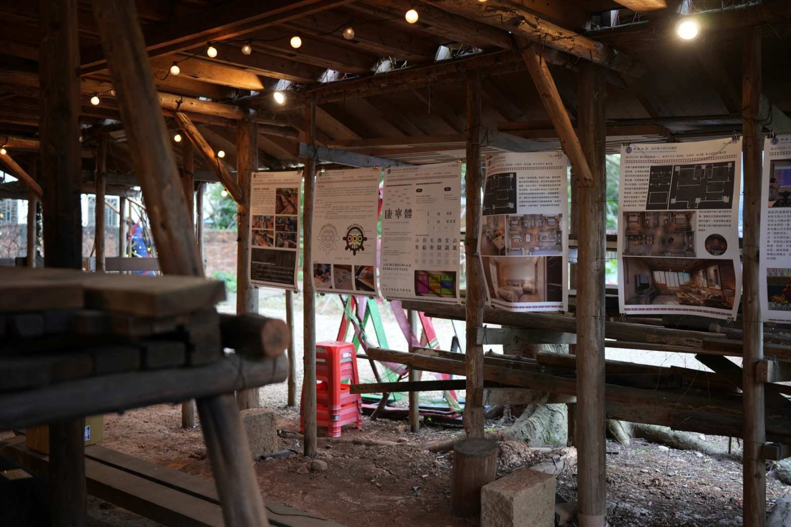 02 成果展於「中原信實教學實作基地」舉行，學生作品沿木構空間展示，結合自然環境與原住民族建築語彙，呈現場域導向的教學精神。