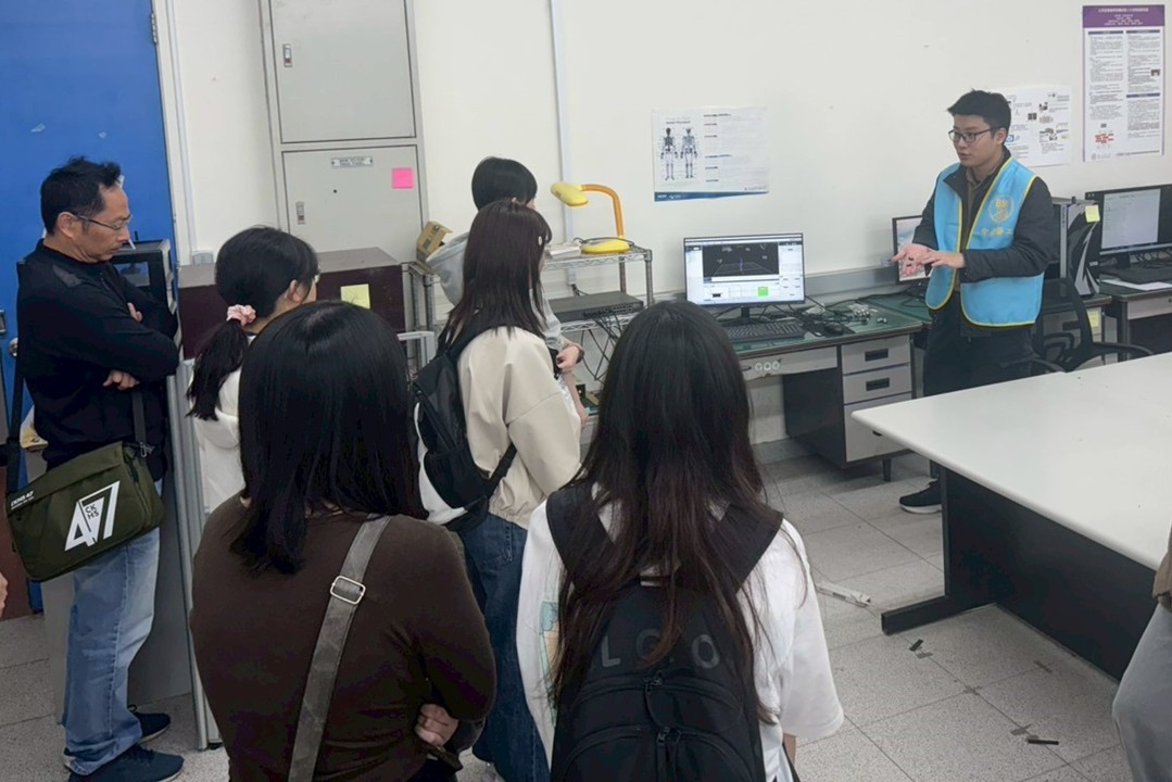高中生參觀中原大學醫工系實驗室設備，了解技術實際應用。