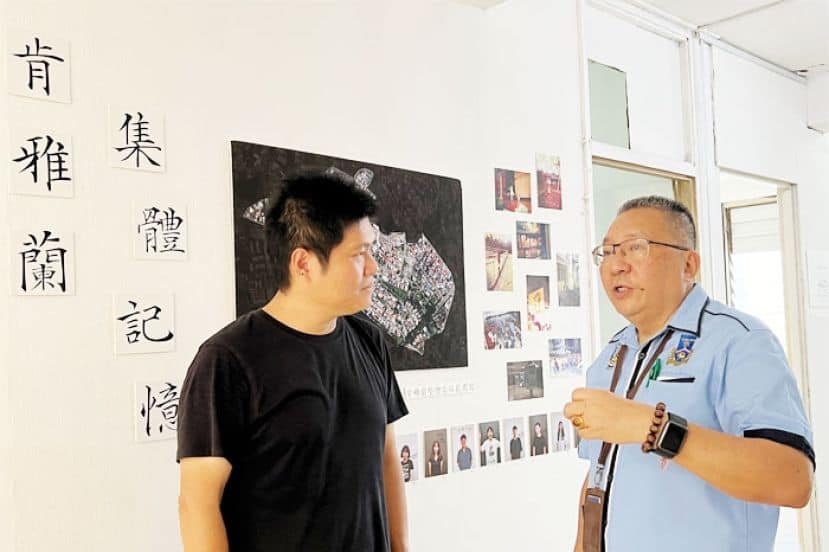 陳宣誠老師(左)現場導覽解說。