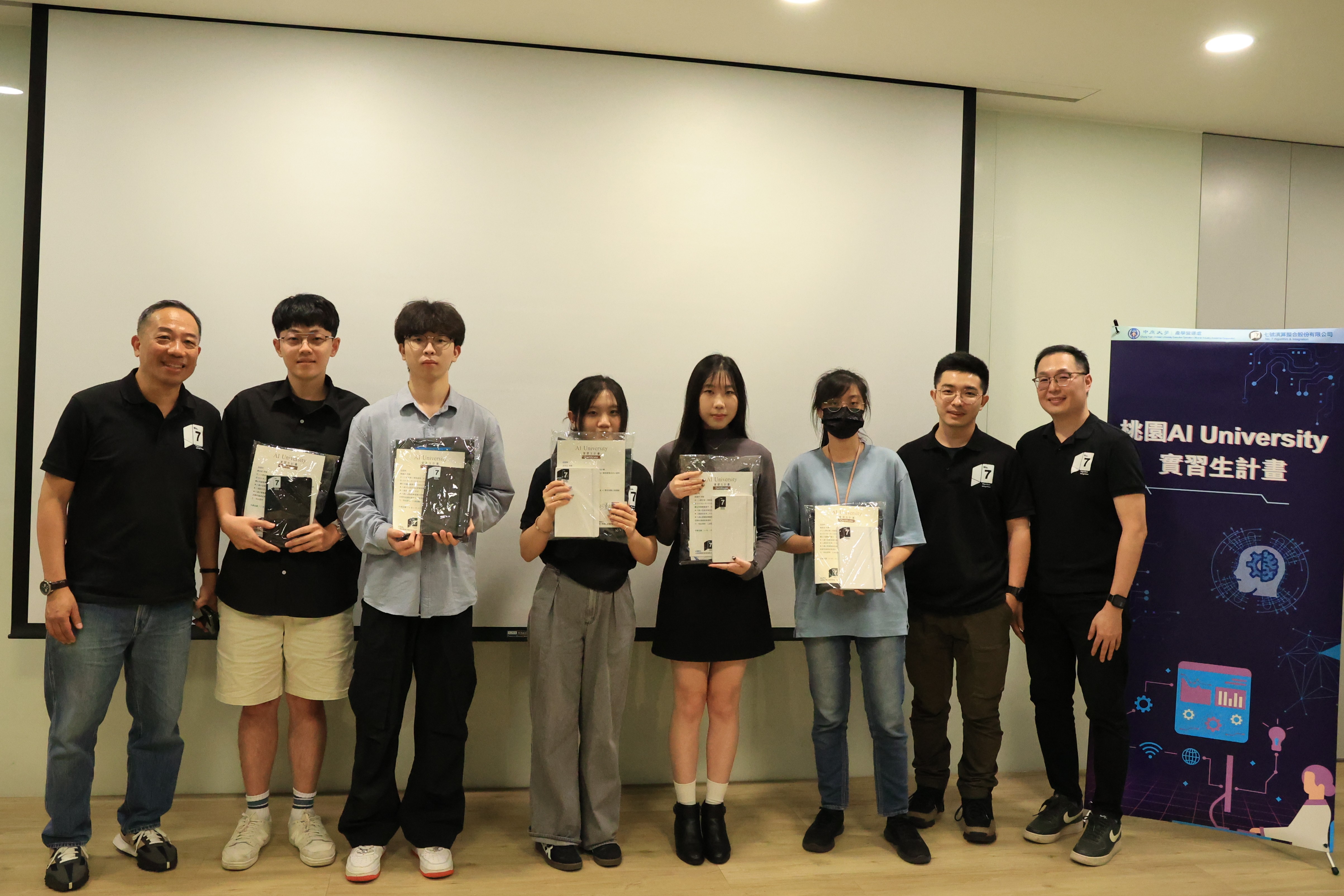 02 「旅館虛擬接待櫃檯組」奪金獎，結合AI與虛擬人物實現智慧接待，提升服務品質。
