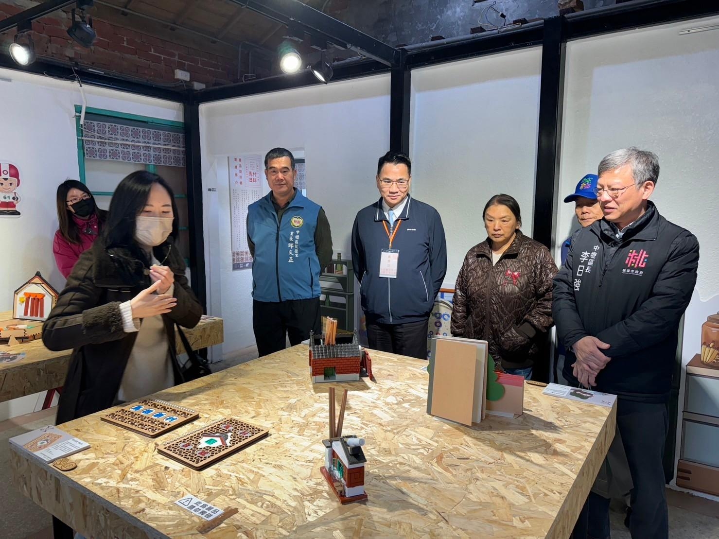 王之芸老師進行導覽，桃園文化局副局長唐連成(中)對學生表現予以肯定。