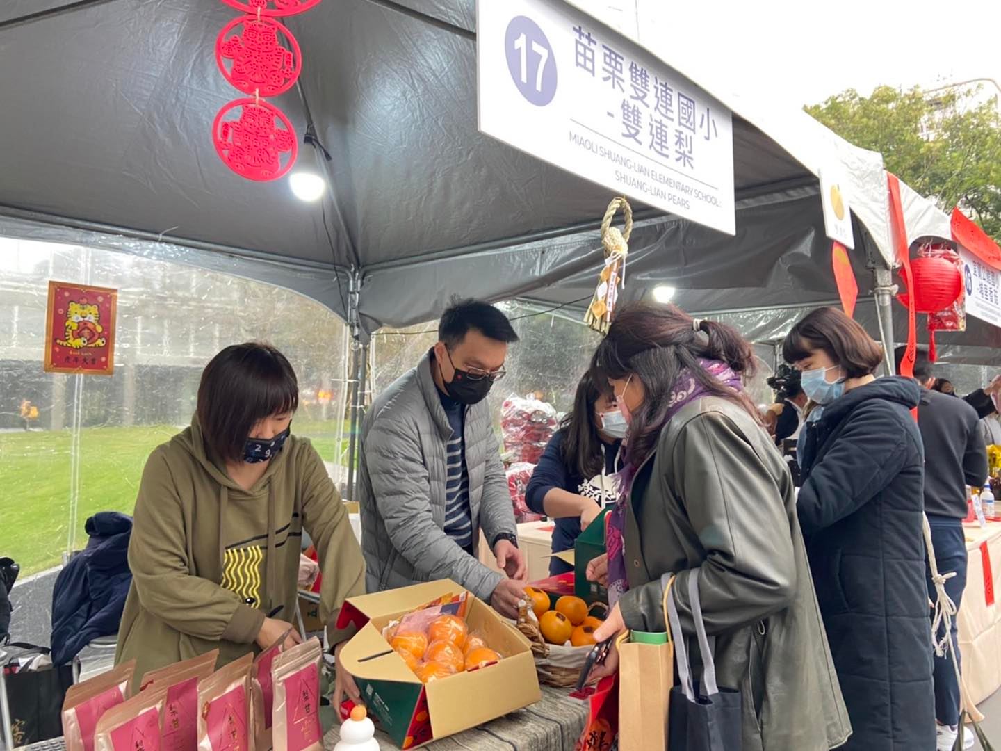 中原大學企管系學生協助偏鄉小農販售農產品，發揮專業培力「社會創新組織」。