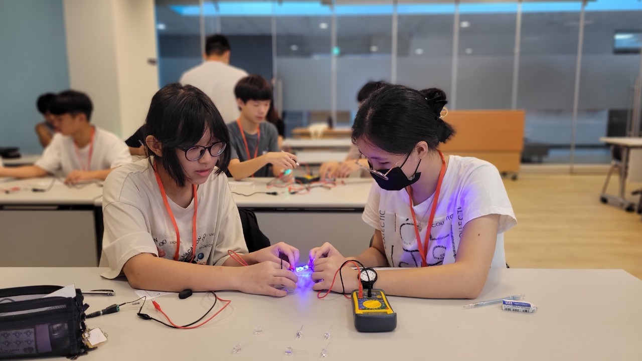 透過發光二極體的光電流量測，讓學生認識「能隙」的概念