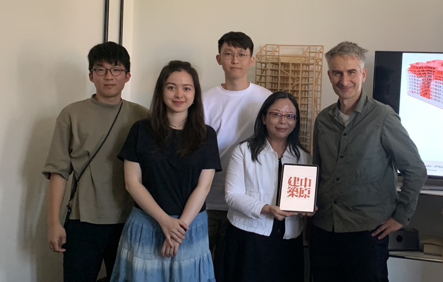 中原大學建築系師生拜訪柏林藝術大學建築系主任Prof. Christoph Gengnagel右一。右二為林曉薇