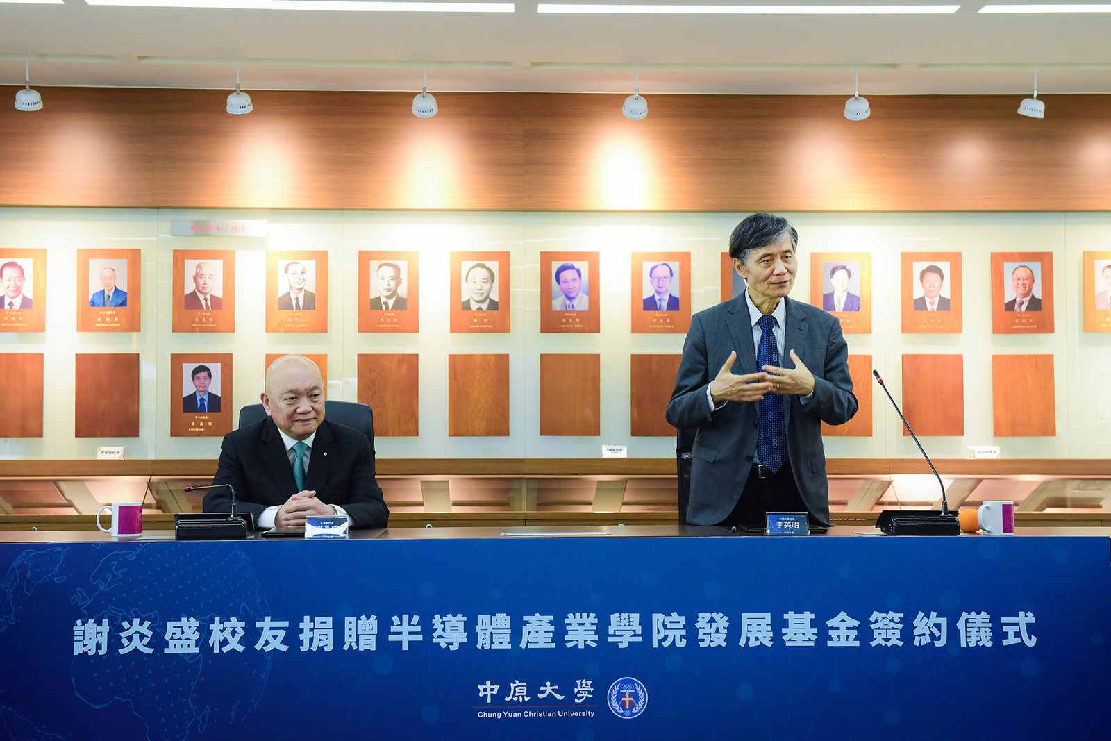 中原大學校長李英明(圖右)表示，中原大學誓言成為半導體產業重要的「人力銀行」。
