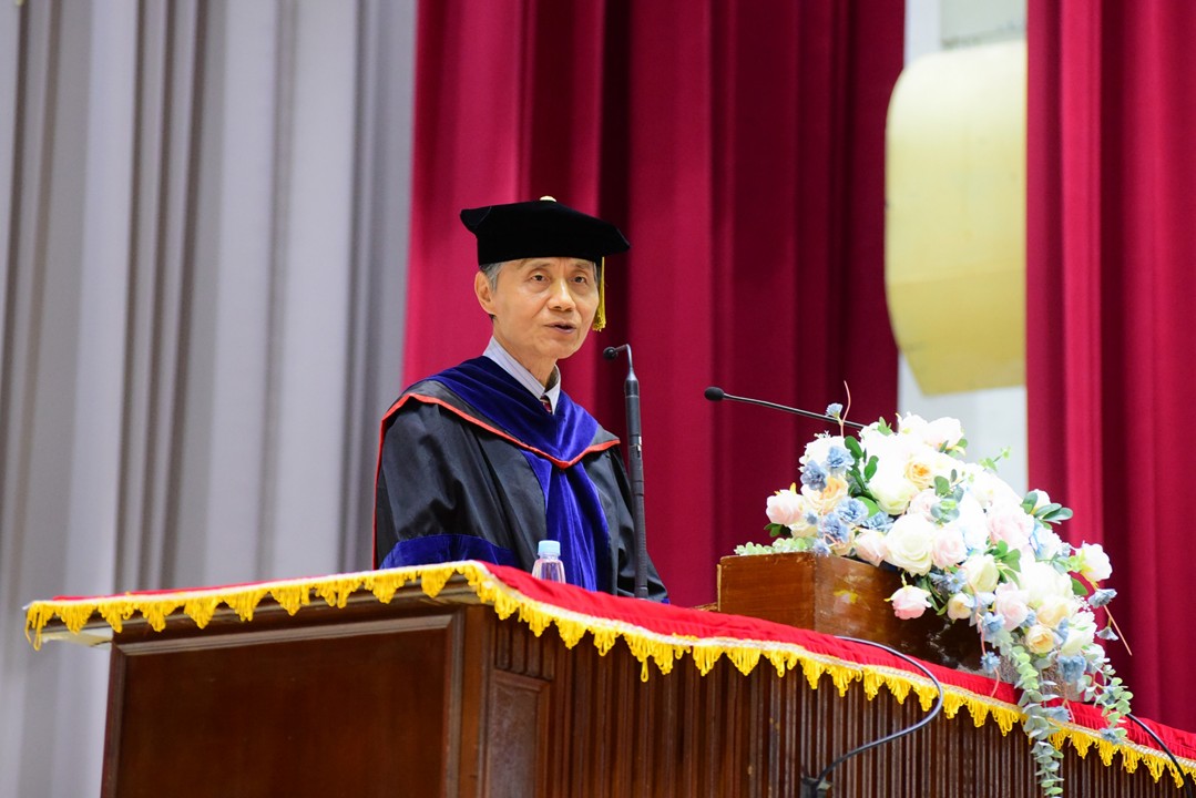 中原大學校長李英明致詞，期勉畢業生秉持全人教育精神，追求真正有價值的人生。