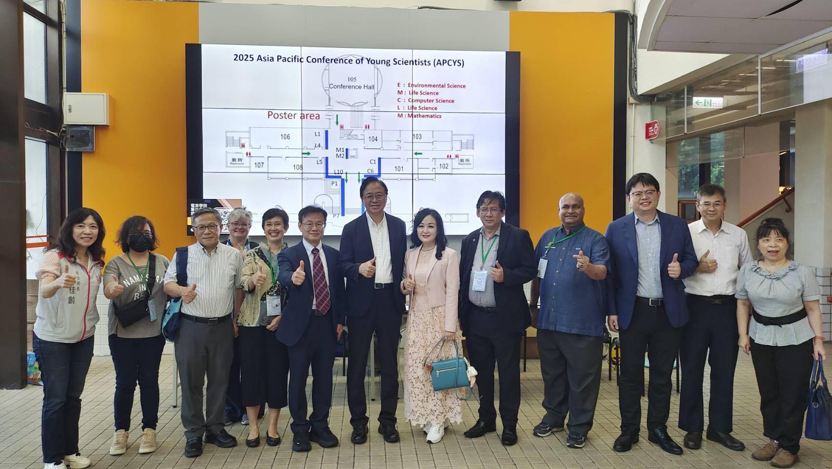 02 中原大學與來自各國的國際評審及貴賓合影，展現跨國合作與學術交流的熱忱。