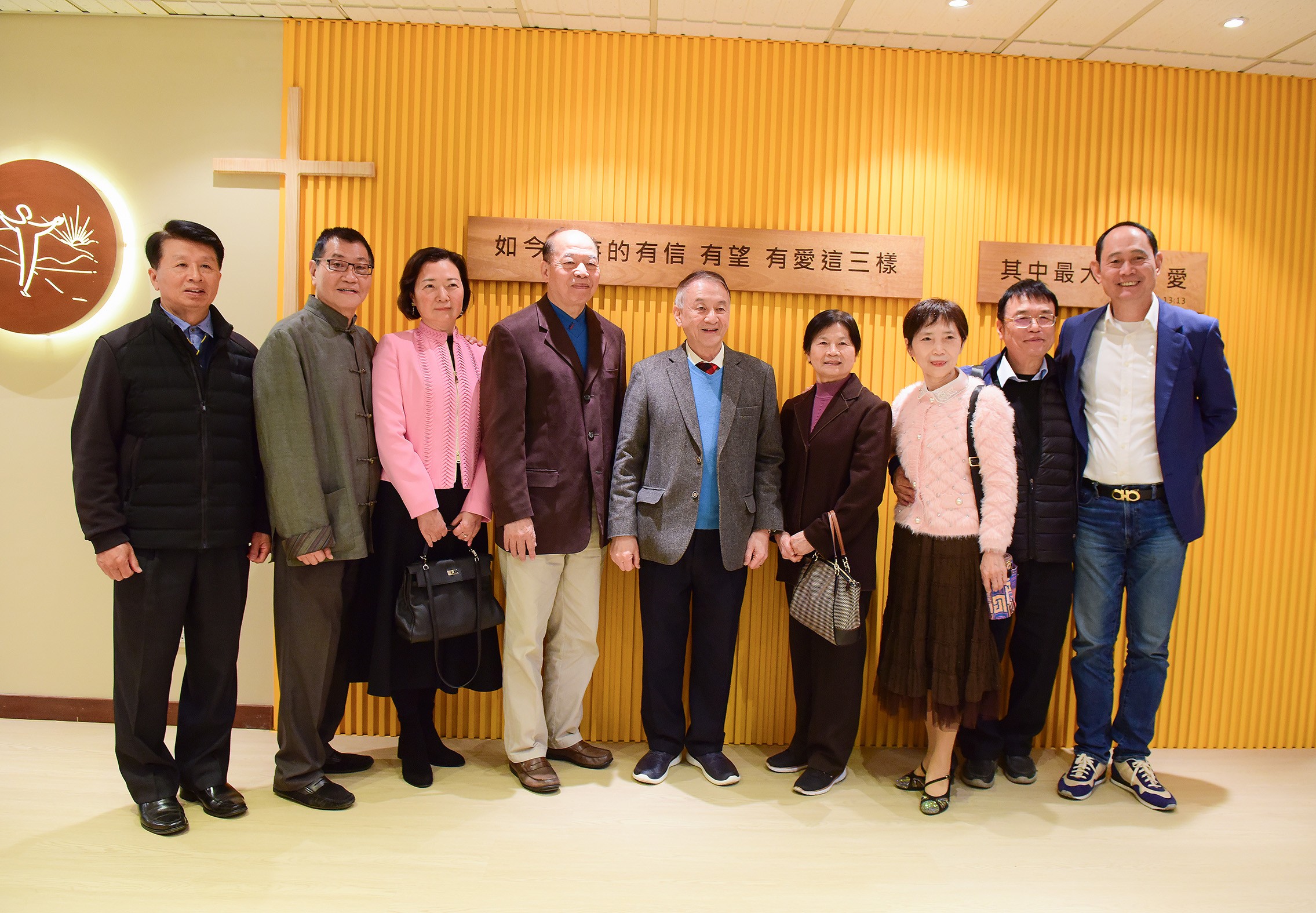 中原大學董事長張光正(圖中)與各界貴賓參觀裝修後的校牧處新空間。