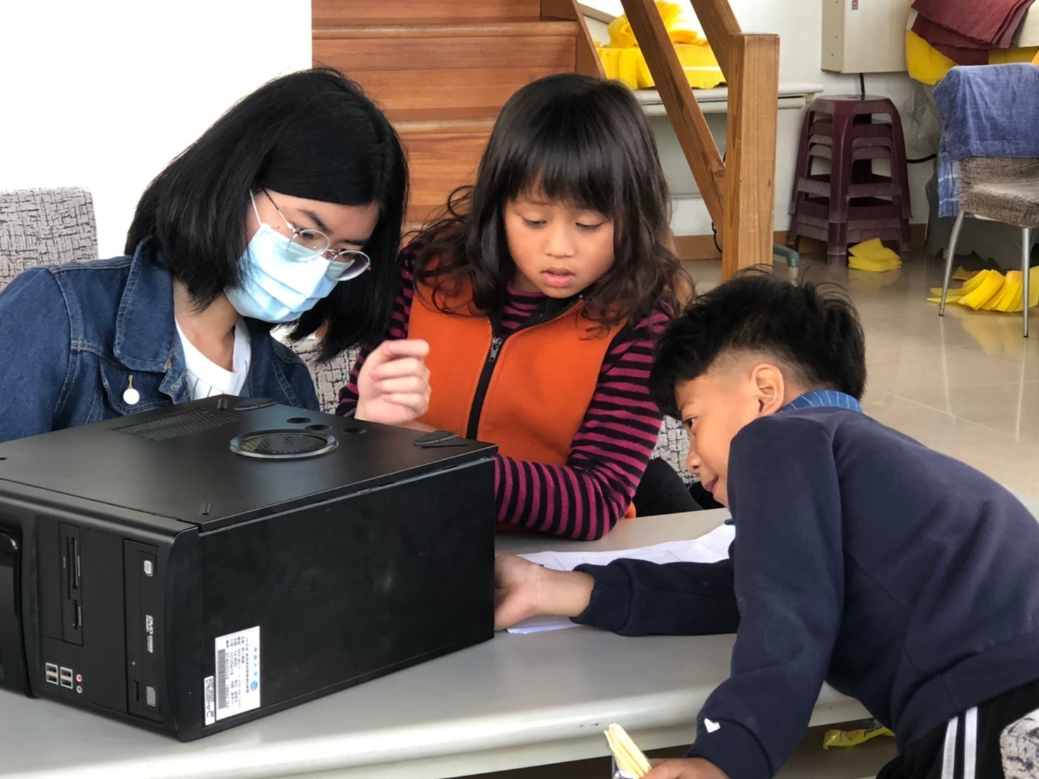 資管系師生前往桃園光華部落教小學生電腦知識。