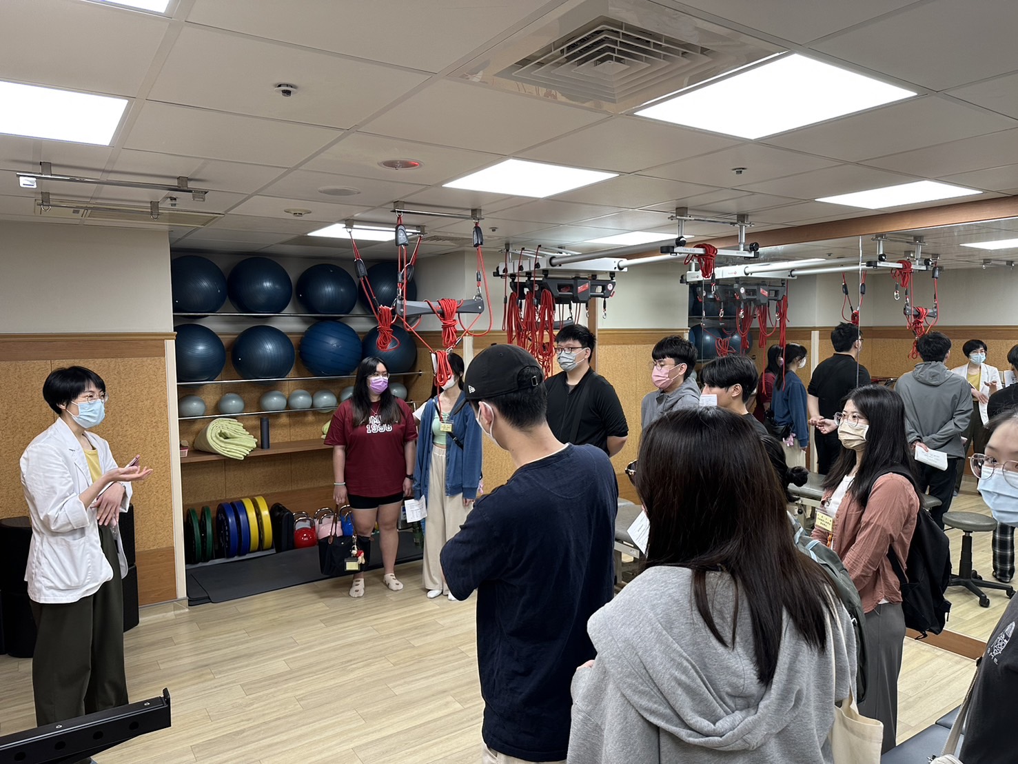 醫工系學生參訪中壢天晟醫院復健室，加強對醫院實務的認識。